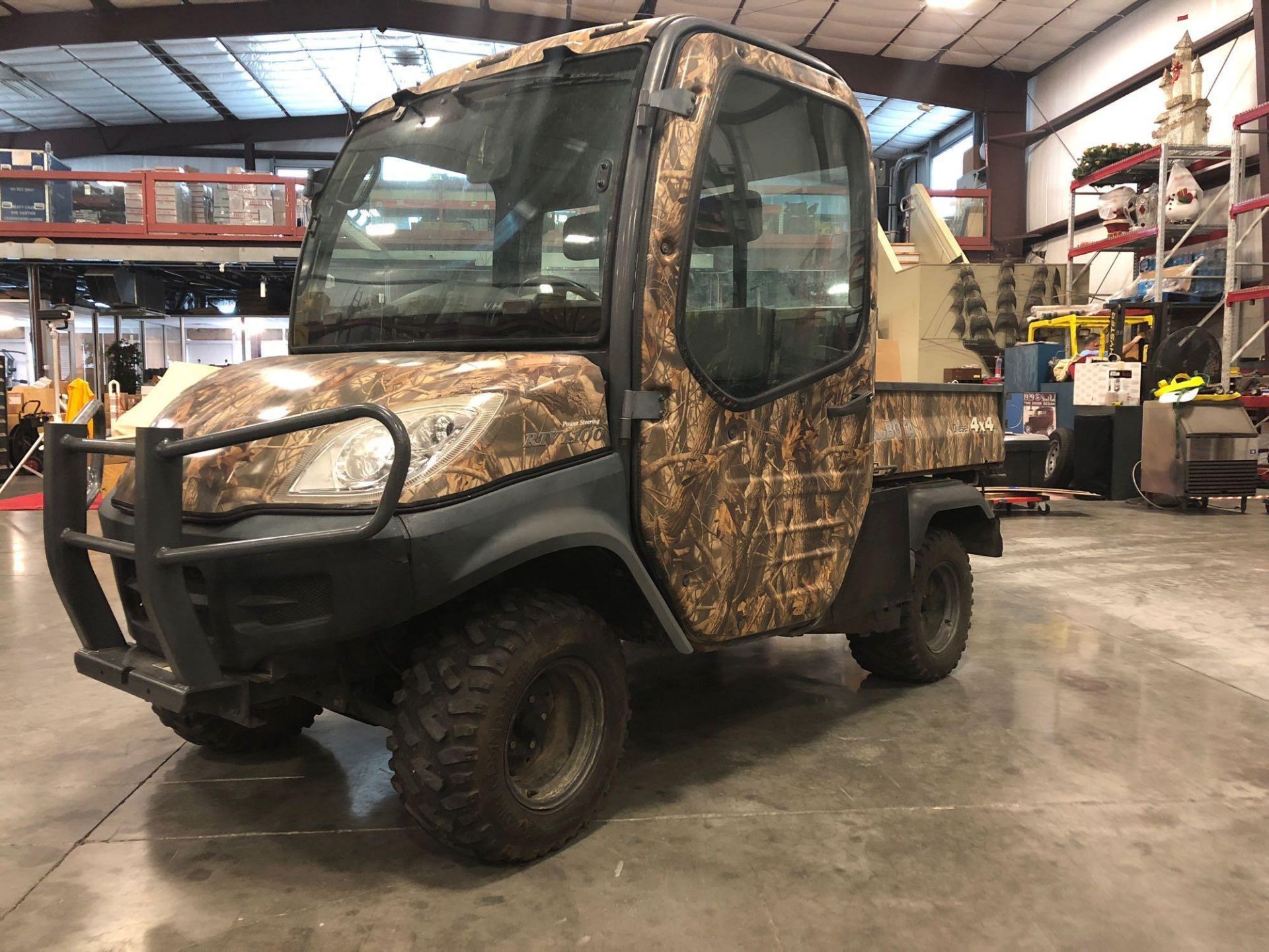 KUBOTA 1100 ENCLOSED CAB UTILITY VEHICLE, HEAT & ICE COLD AIR, HYDRAULIC DUMP BED - Image 5 of 30