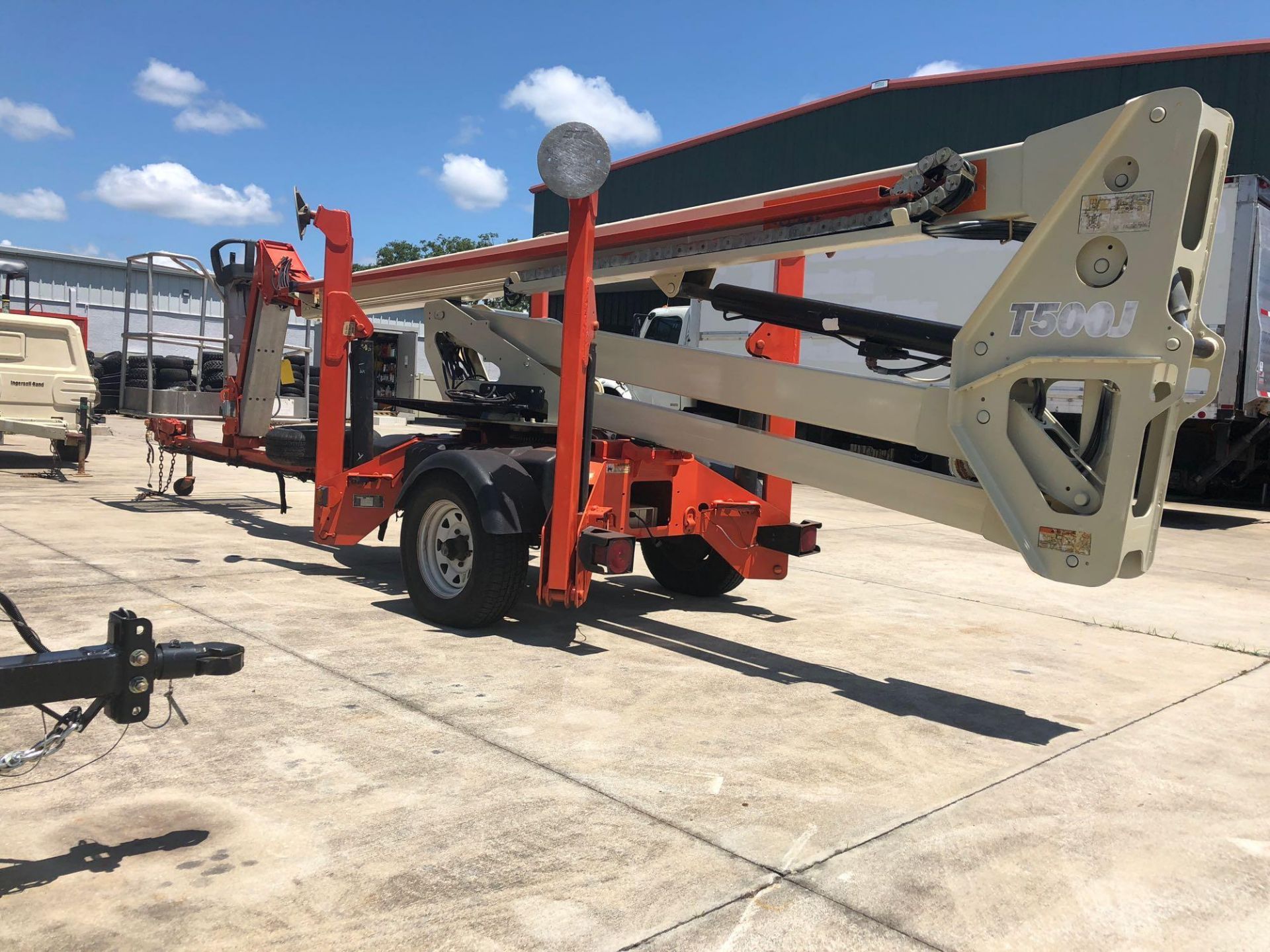 JLG 50' TOW-BEHIND ARTICULATING MAN LIFT - Image 4 of 8