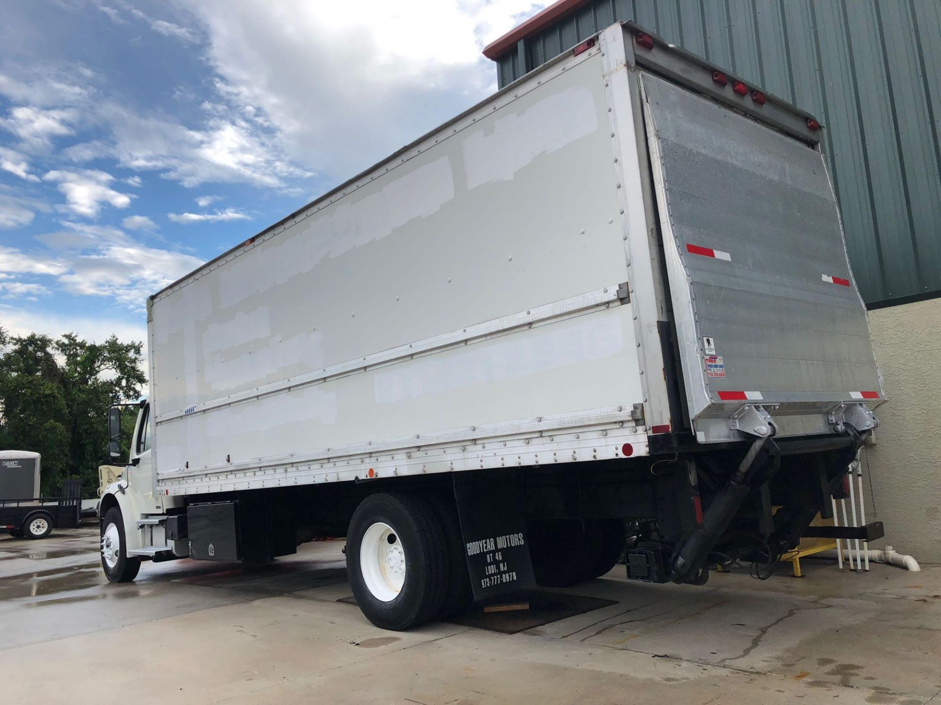 2007 FREIGHTLINER BOX TRUCK W/ 7' ALUMINUM LIFT GATE, CATERPILLAR C7 DIESEL ENGINE - Image 2 of 8