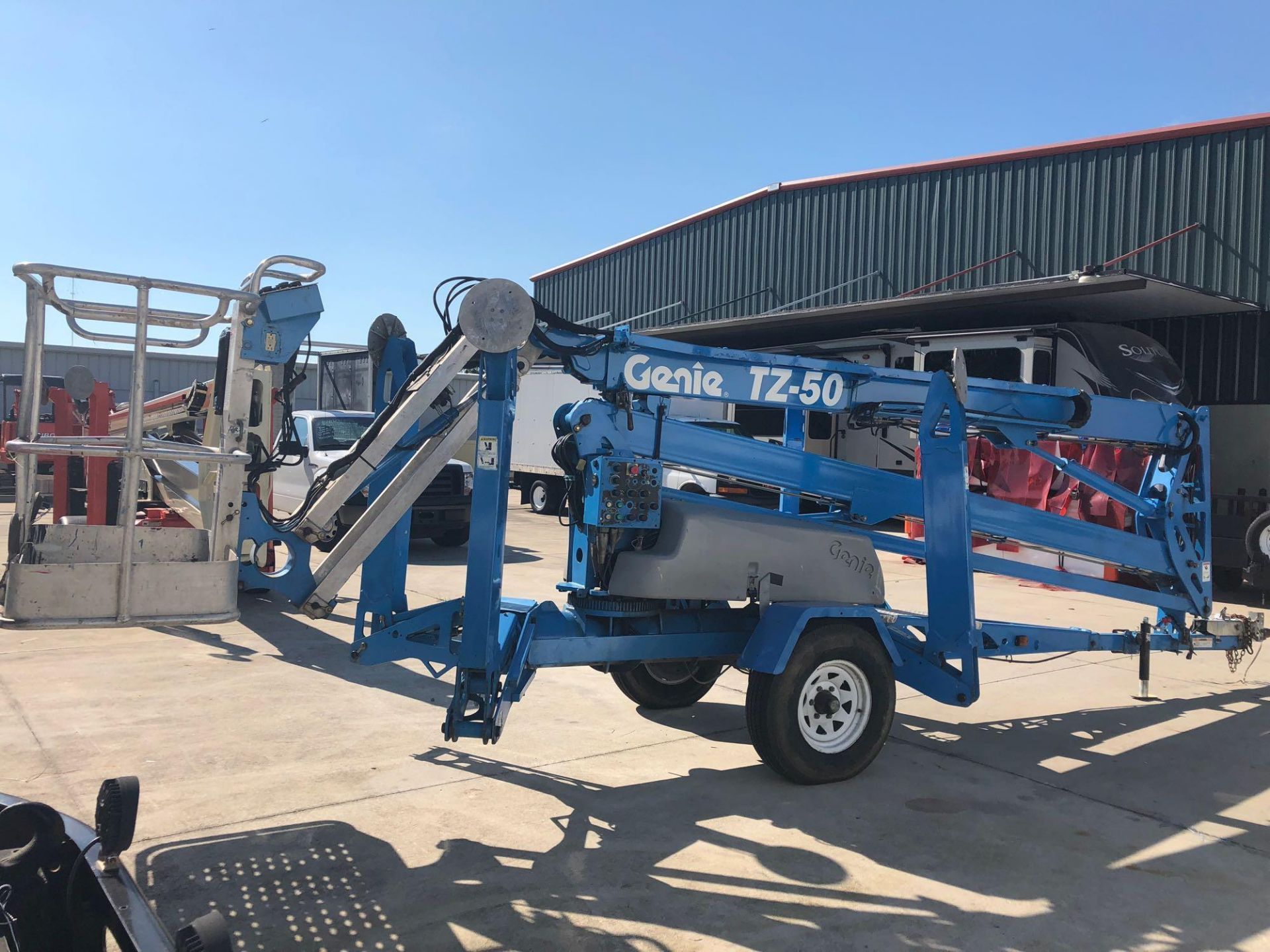 GENIE 50' TOW-BEHIND ARTICULATING MAN LIFT - Image 4 of 6