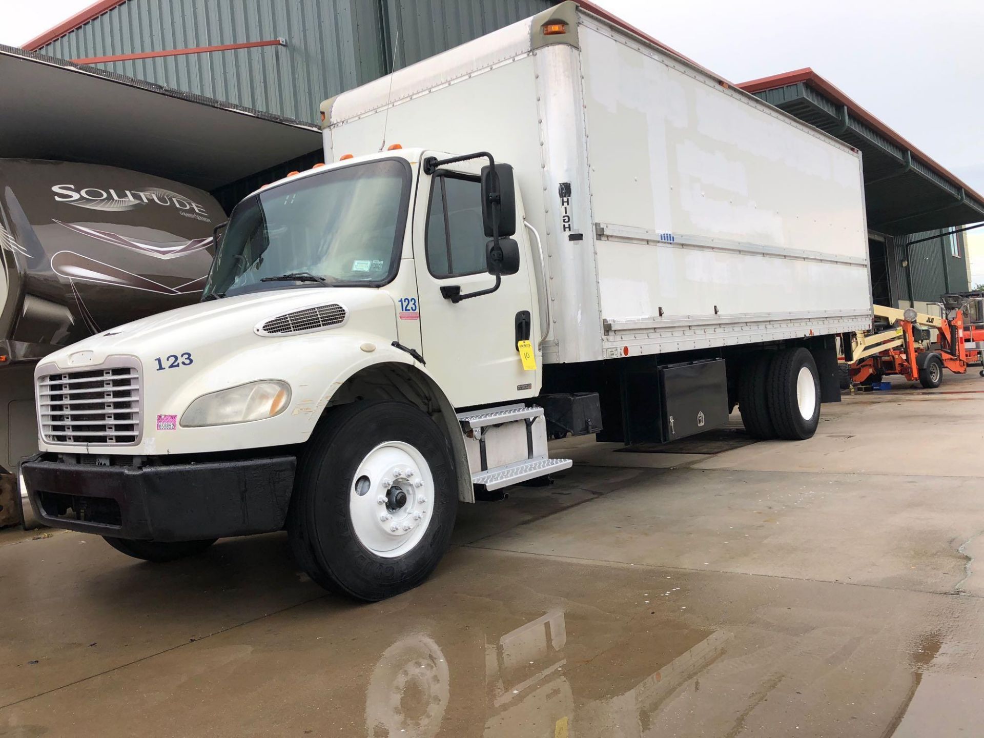 2007 FREIGHTLINER BOX TRUCK W/ 7' ALUMINUM LIFT GATE, CATERPILLAR C7 DIESEL ENGINE