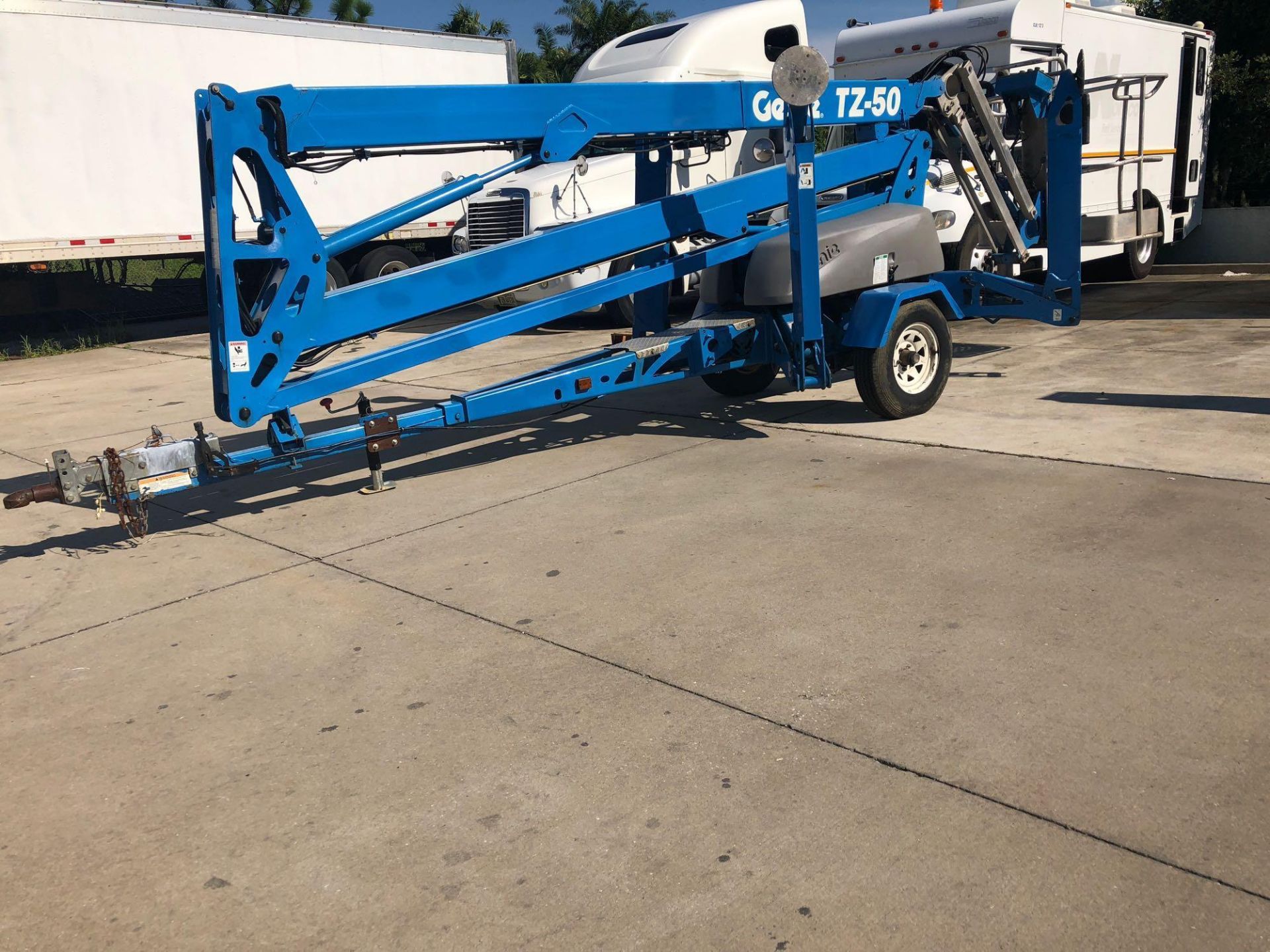 GENIE 50' TOW-BEHIND ARTICULATING MAN LIFT - Image 2 of 6