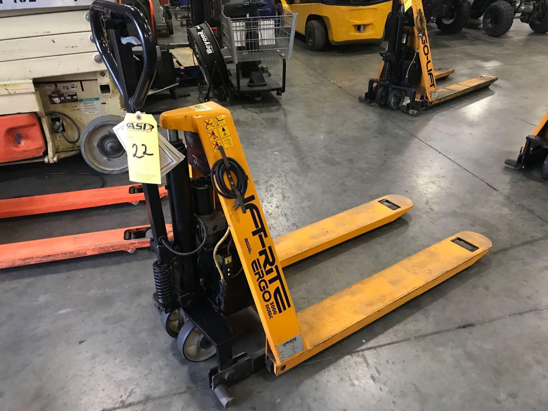 LIFT-RITE ERGO 3000 ELECTRIC PALLET JACK, BUILT IN BATTERY CHARGER - Image 3 of 9