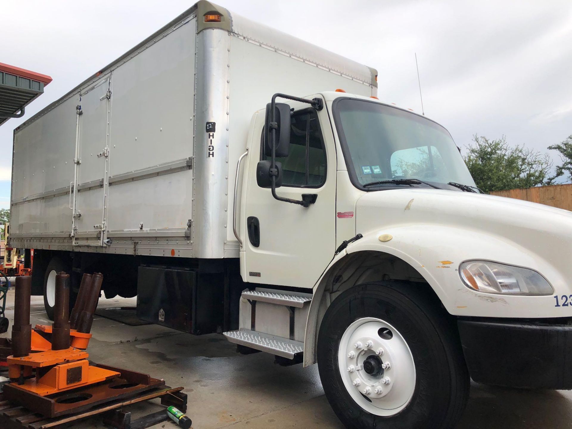 2007 FREIGHTLINER BOX TRUCK W/ 7' ALUMINUM LIFT GATE, CATERPILLAR C7 DIESEL ENGINE - Image 5 of 8