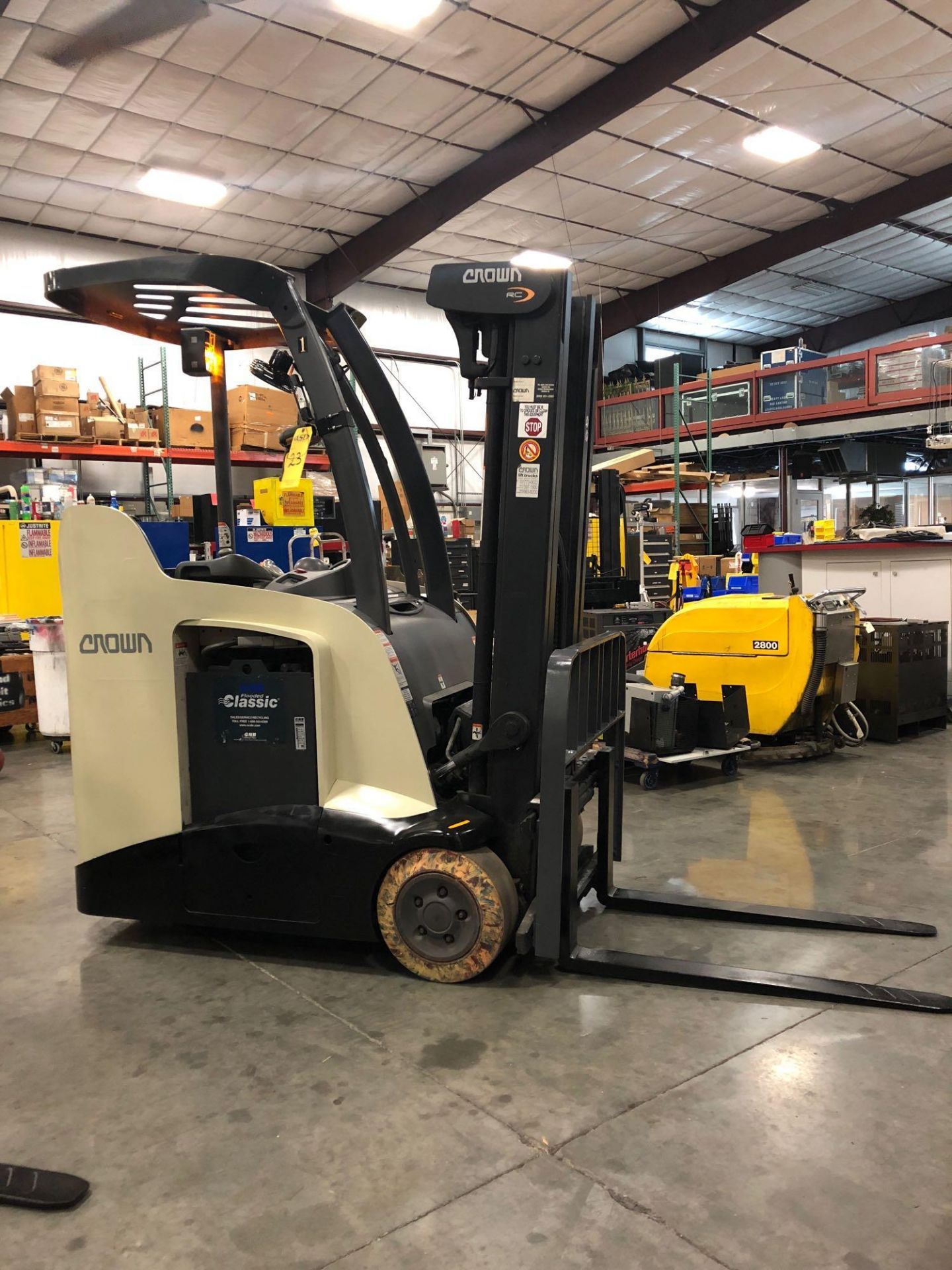 2013 CROWN ELECTRIC FORKLIFT MODEL RC5530-30 - Image 3 of 10