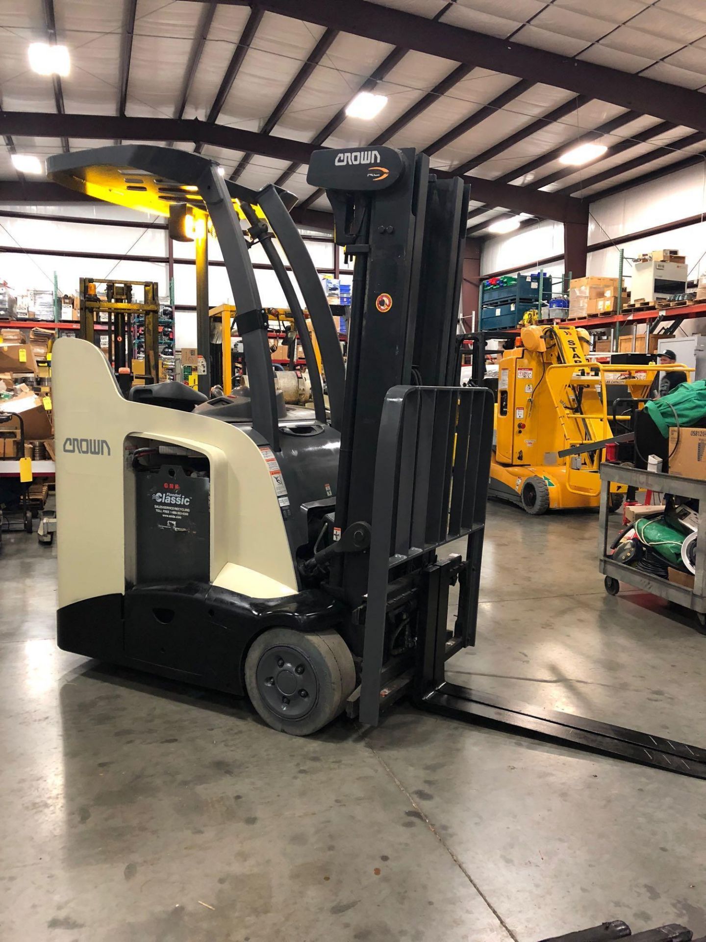 2010 CROWN ELECTRIC FORKLIFT MODEL RC5520-30, 36V, 190” HEIGHT CAP., TILT, SIDE SHIFT, RUNS - Image 3 of 7