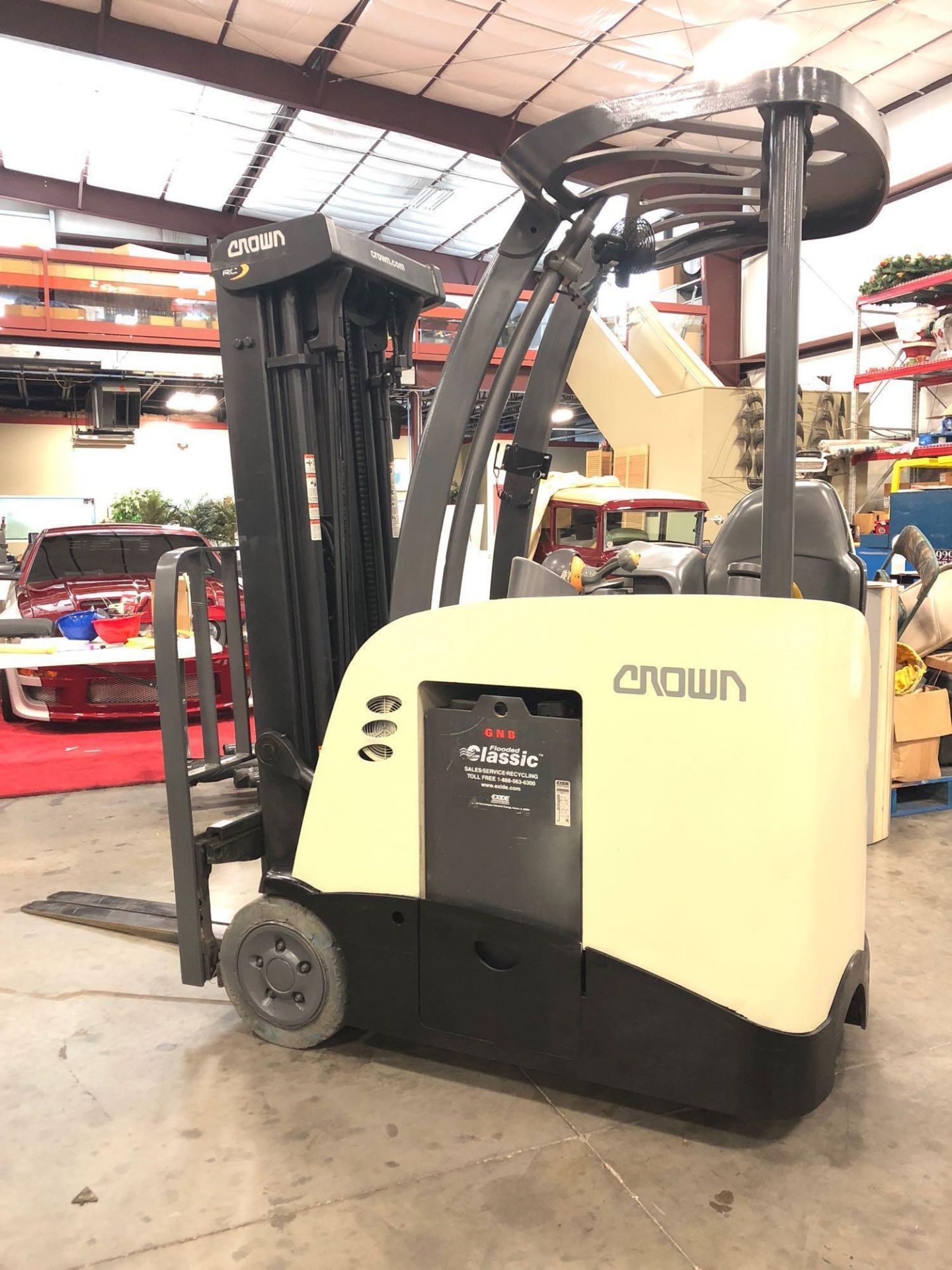 2010 CROWN ELECTRIC FORKLIFT MODEL RC5520-30, 36V, 190” HEIGHT CAP., TILT, SIDE SHIFT, RUNS