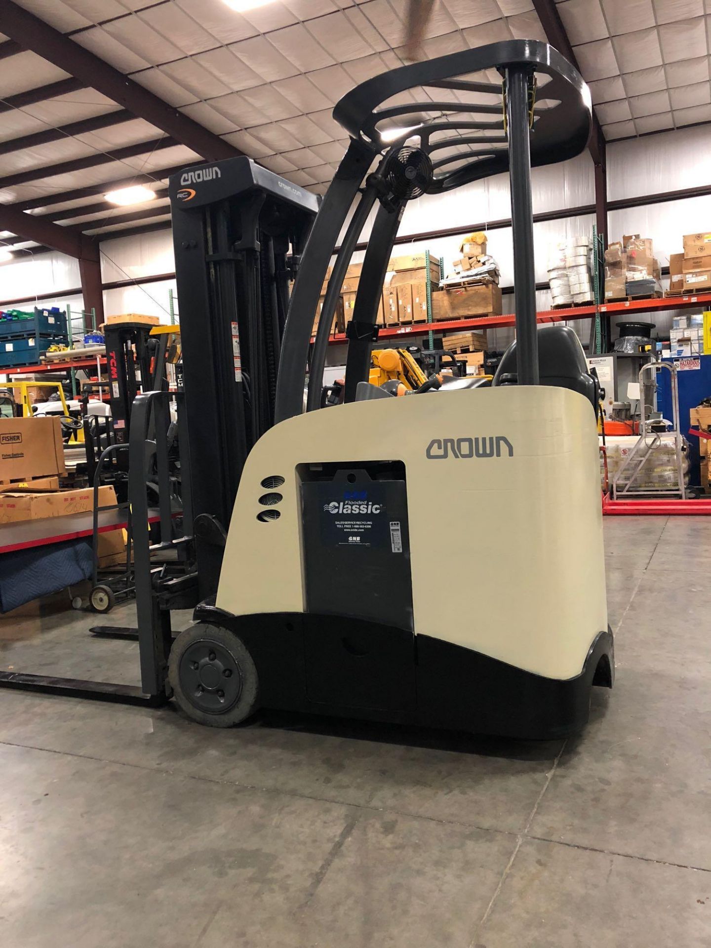 2010 CROWN ELECTRIC FORKLIFT MODEL RC5520-30 - Image 3 of 7