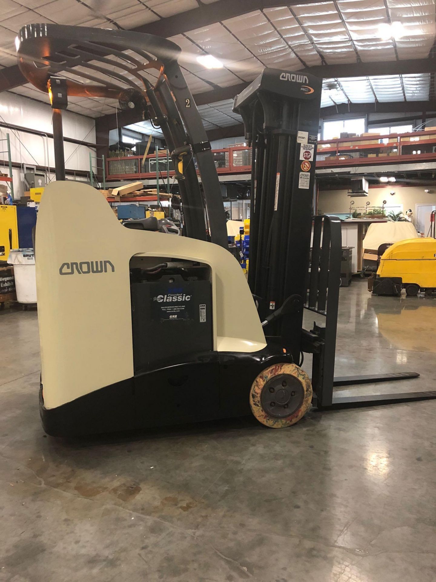 2013 CROWN ELECTRIC FORKLIFT MODEL RC5530-30, TILT, SIDE SHIFT