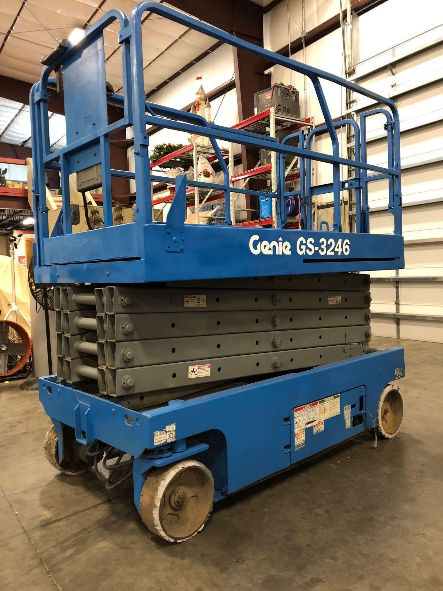 GENIE GS-3246 SCISSOR LIFT, BUILT IN BATTERY CHARGER, 32' HEIGHT CAPACITY. - Image 3 of 11