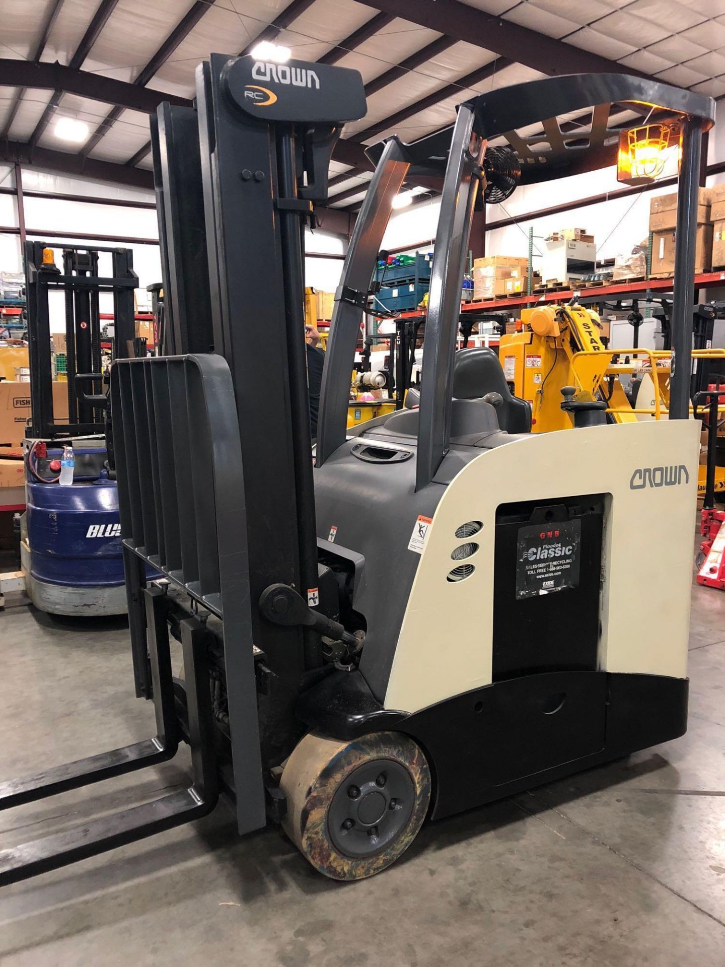 2012 CROWN ELECTRIC FORKLIFT MODEL RC5530-30