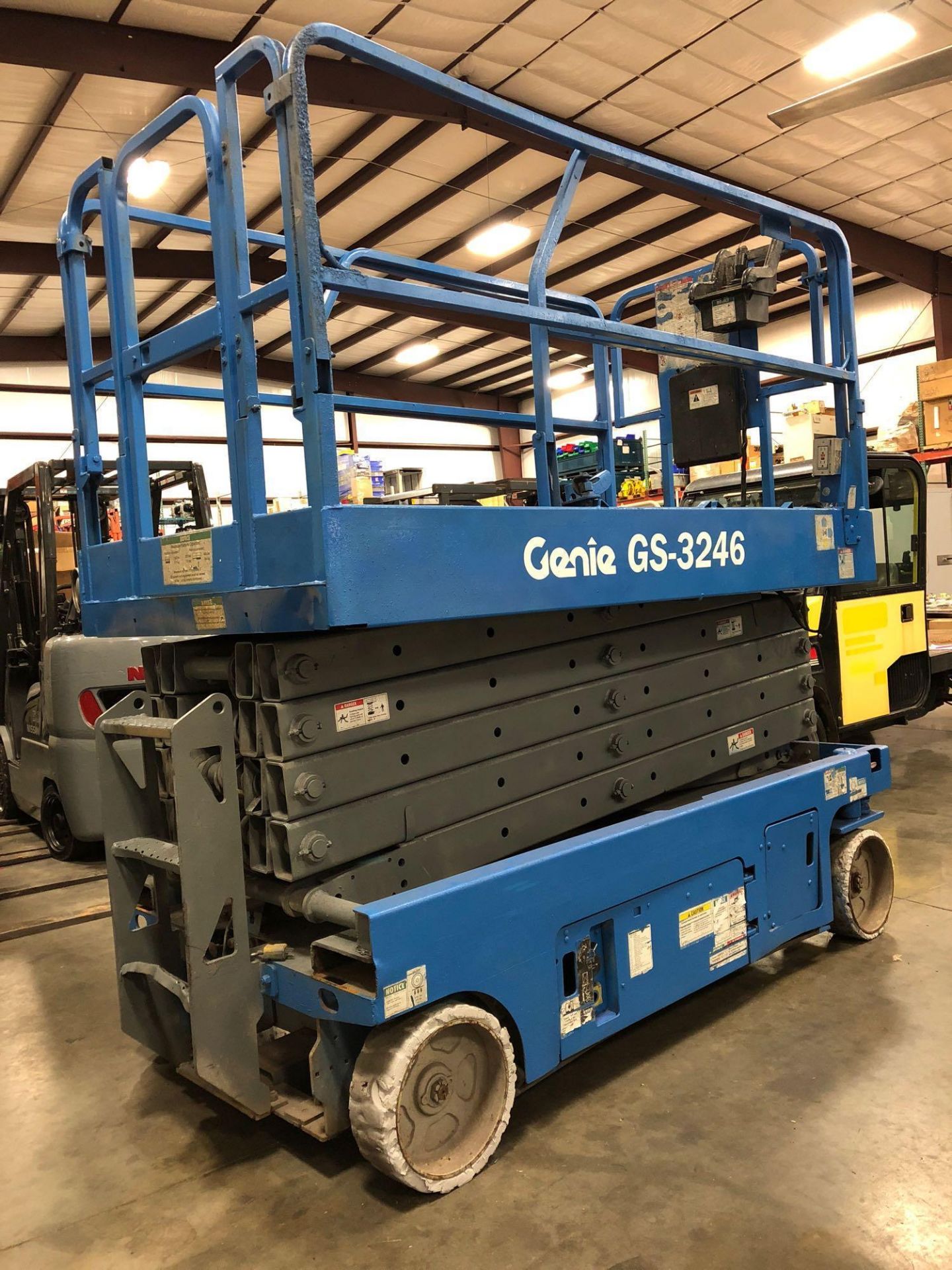 GENIE GS-3246 SCISSOR LIFT, BUILT IN BATTERY CHARGER, 32' HEIGHT CAPACITY. - Image 2 of 11