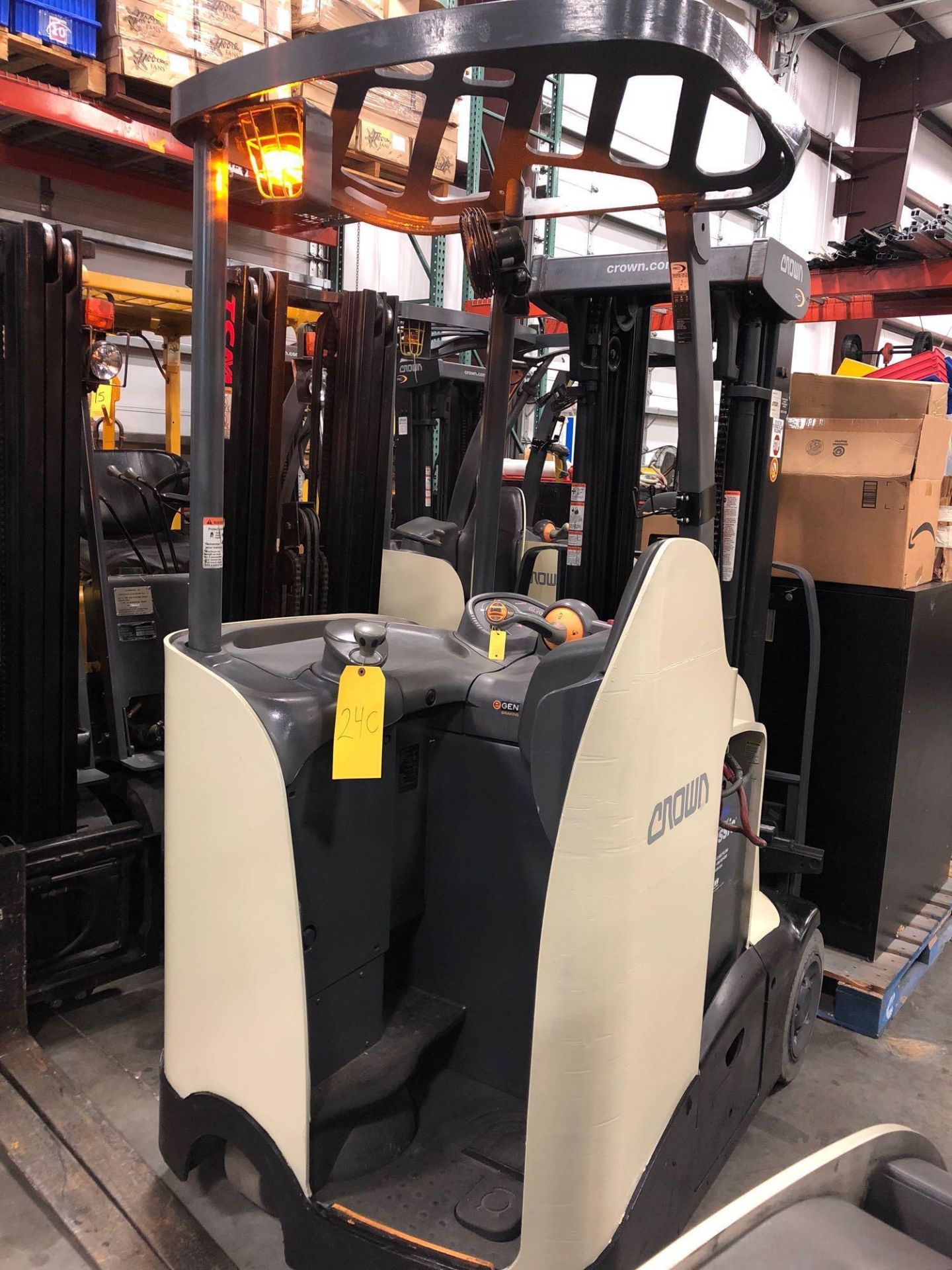 2010 CROWN ELECTRIC FORKLIFT MODEL RC5520-30 - Image 6 of 7