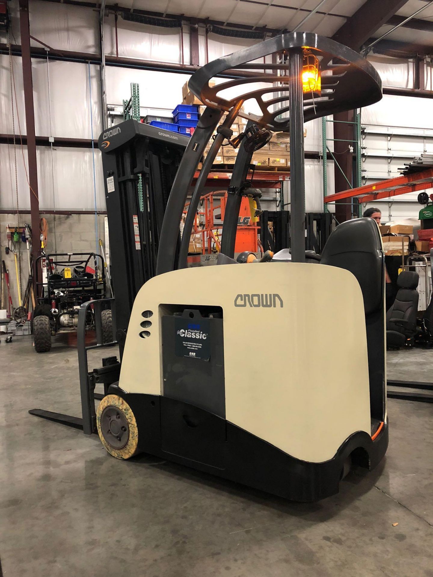 2013 CROWN ELECTRIC FORKLIFT MODEL RC5530-30 - Image 2 of 10