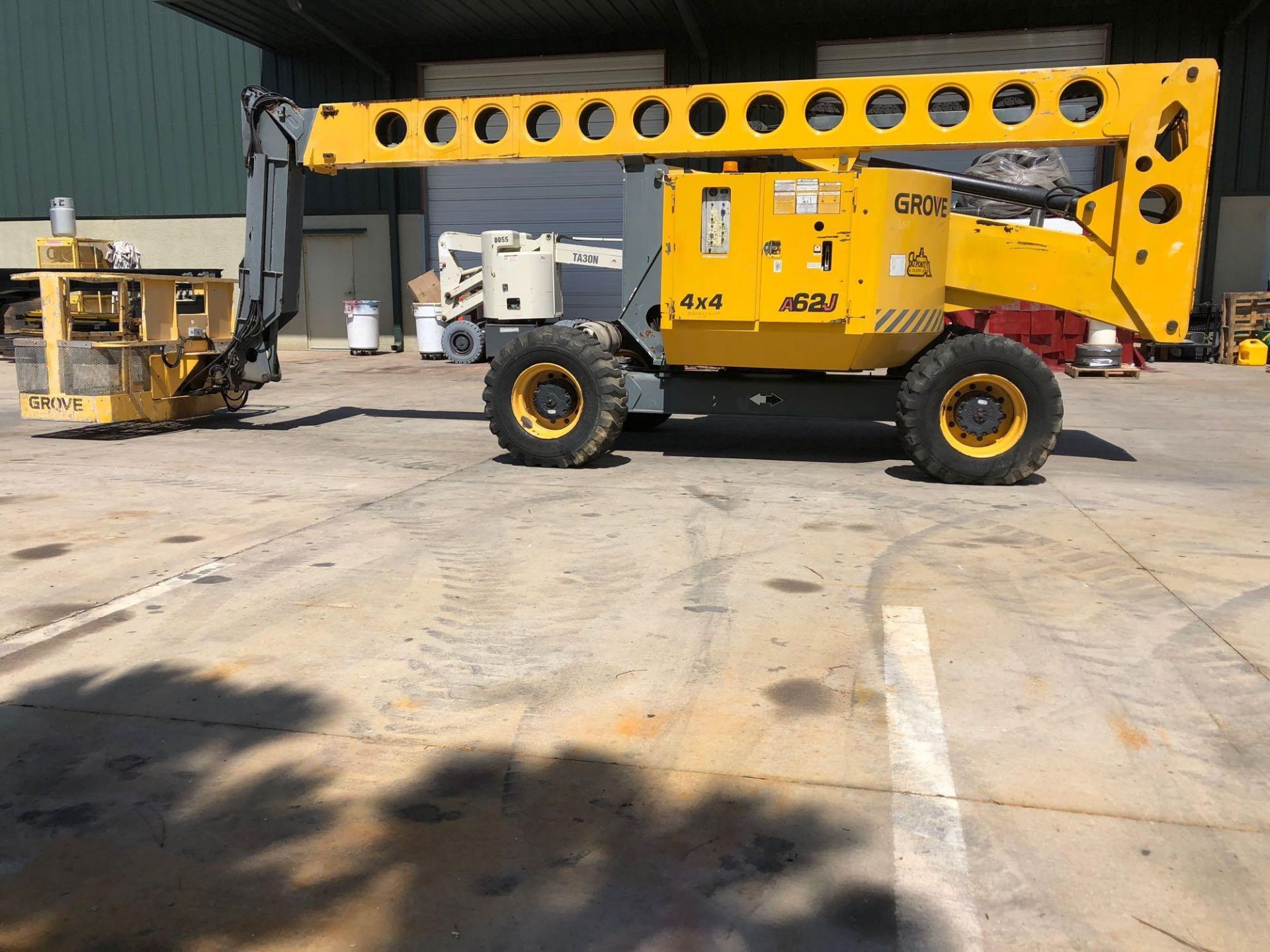 GROVE A62J TELESCOPIC AERIAL LIFT, 4x4, 68' HEIGHT CAPACITY, DUEL FUEL (GAS & LP), RUNS - Image 2 of 11