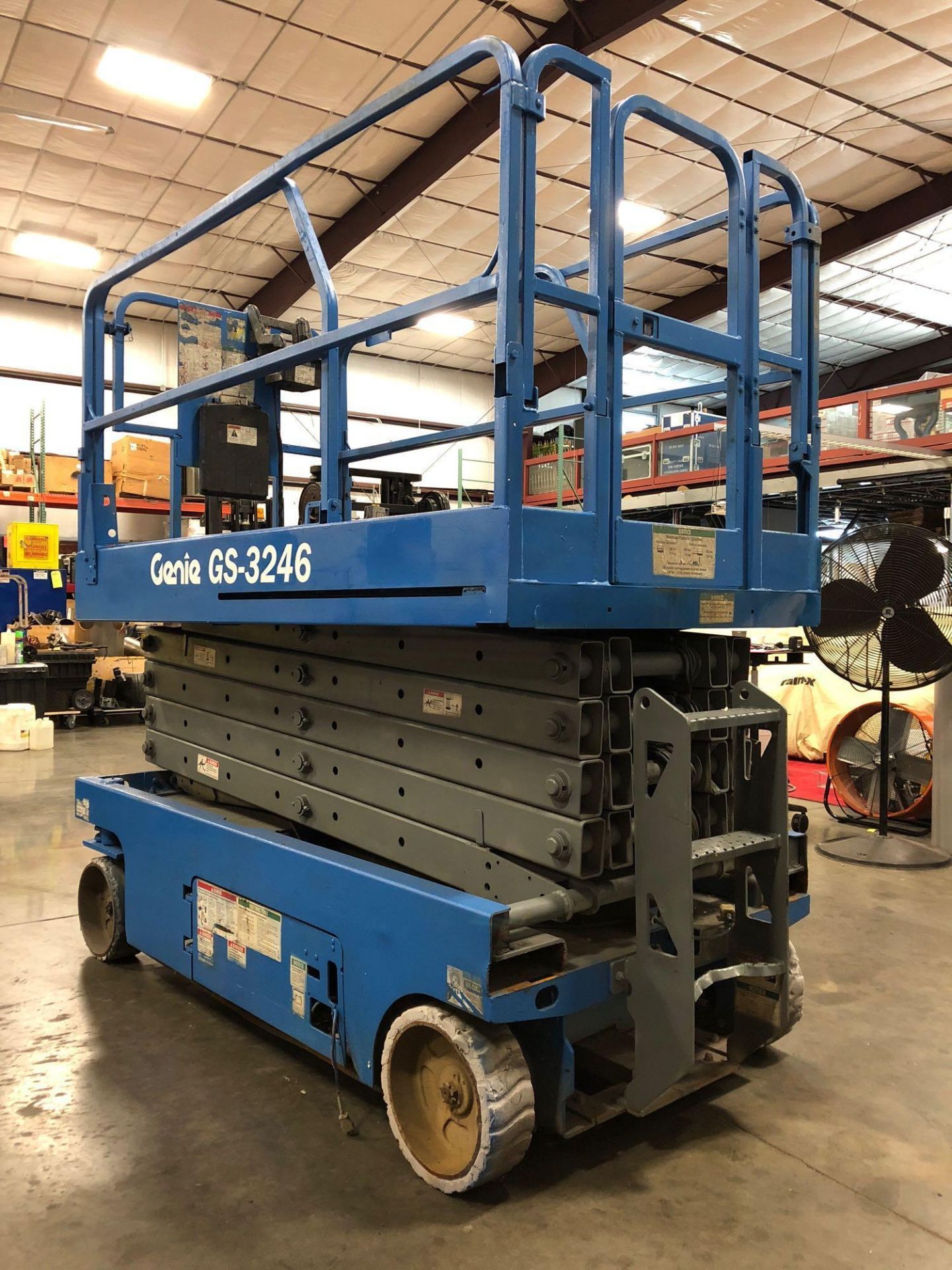 GENIE GS-3246 SCISSOR LIFT, BUILT IN BATTERY CHARGER, 32' HEIGHT CAPACITY. - Image 4 of 11