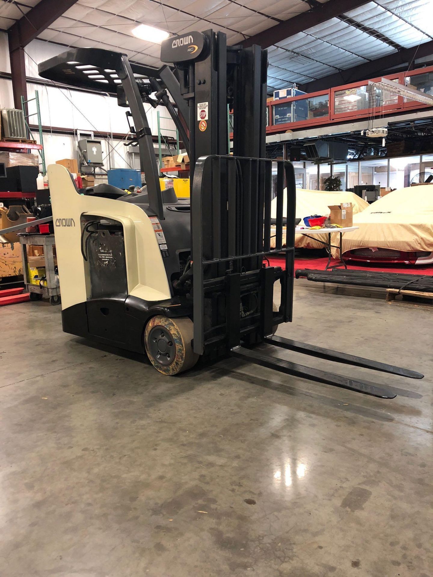 2012 CROWN ELECTRIC FORKLIFT MODEL RC5530-30 - Image 2 of 5
