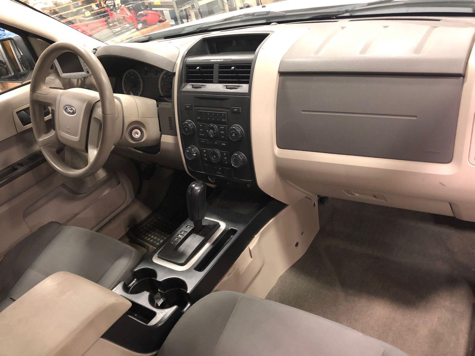 2010 FORD ESCAPE SUV, 4 DOOR, AUTOMATIC TRANSMISSION, RUNS - Image 10 of 17