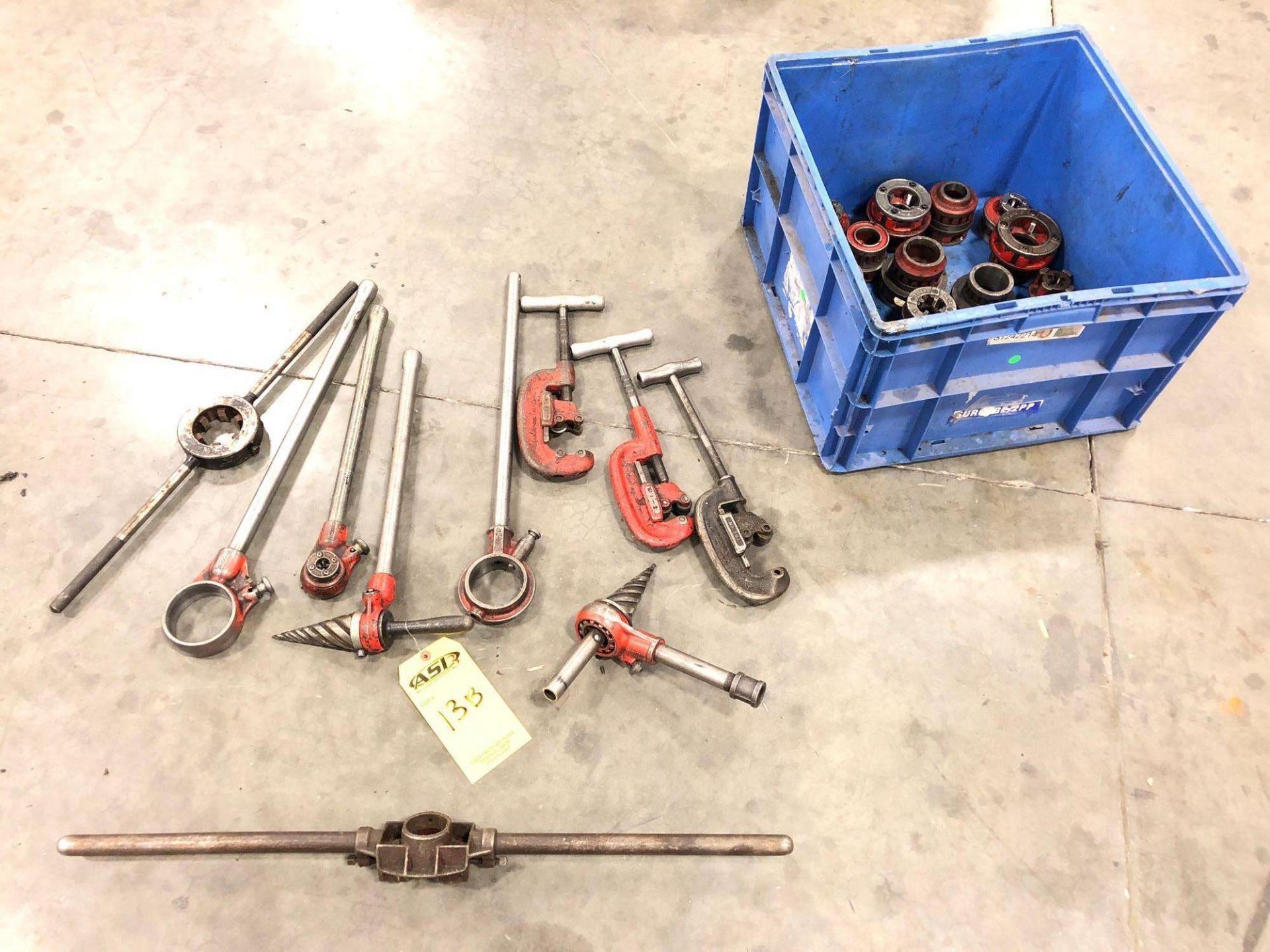 ASSORTED RIDGID PIPE THREADING TOOLS/ATTACHMENTS