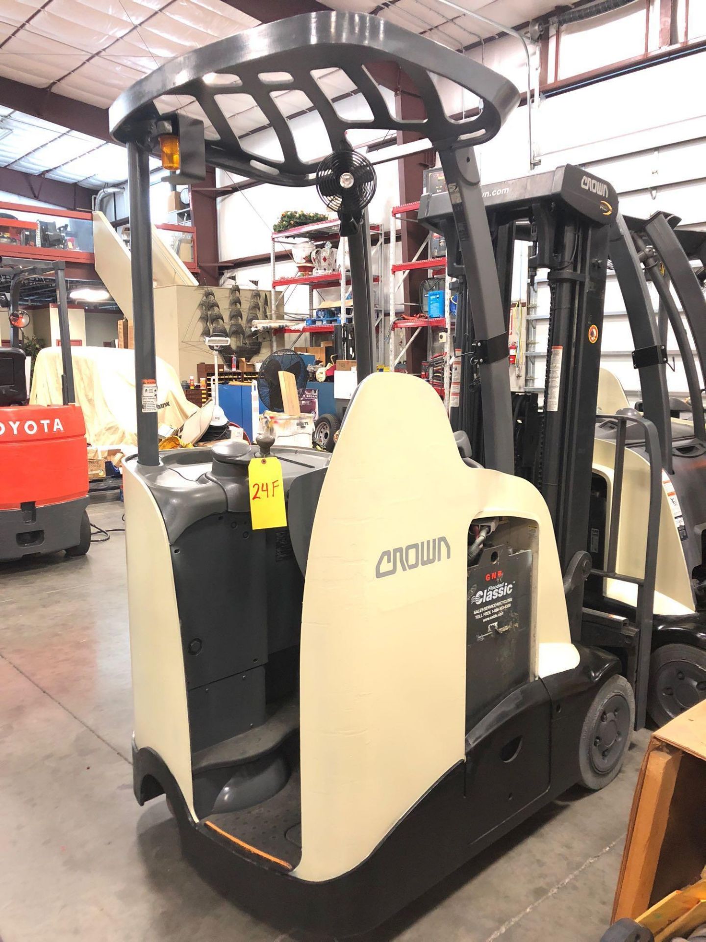 2010 CROWN ELECTRIC FORKLIFT MODEL RC5520-30, 36V, 190” HEIGHT CAP., TILT, SIDE SHIFT, RUNS - Image 6 of 7