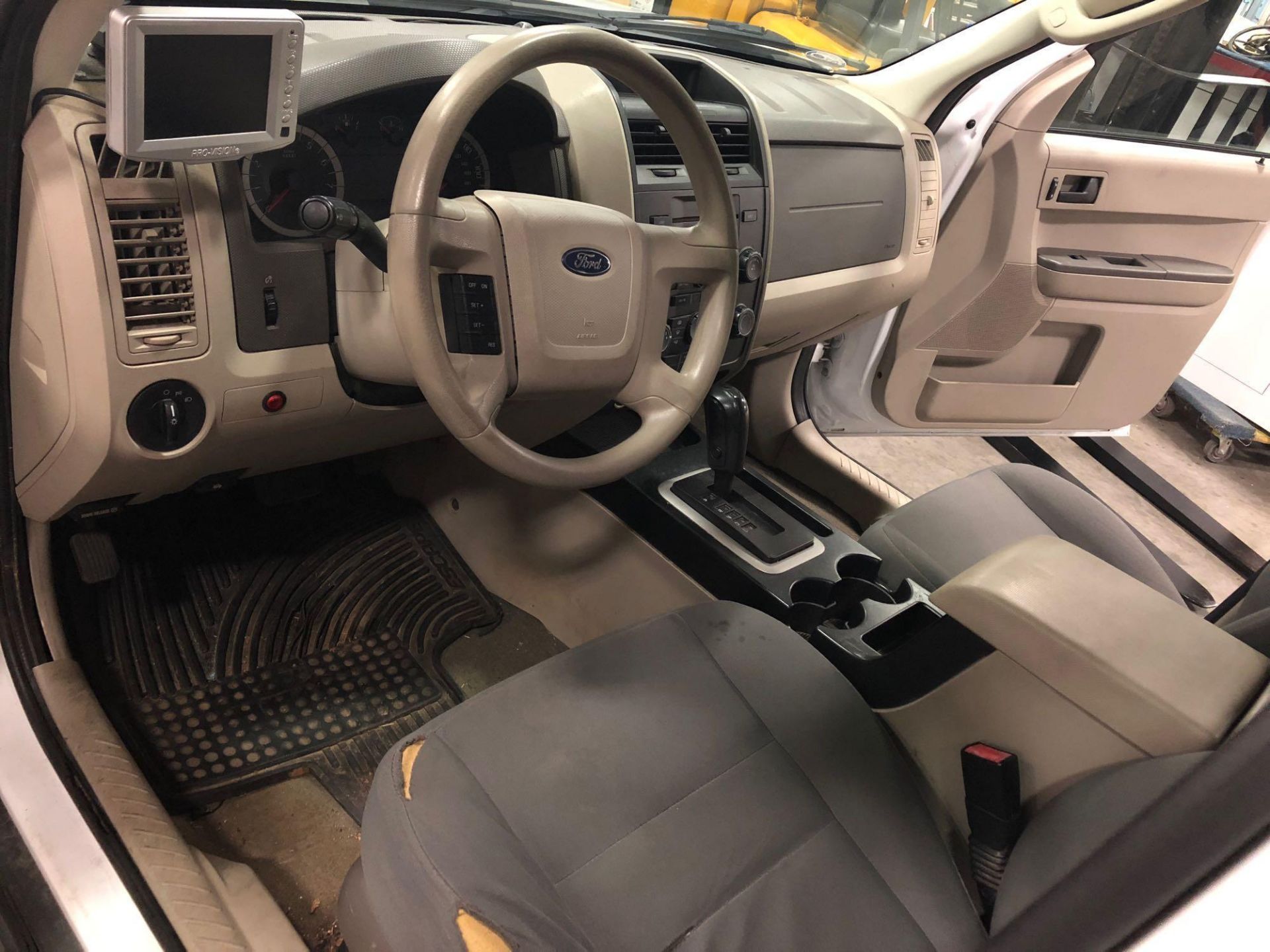 2010 FORD ESCAPE SUV, 4 DOOR, AUTOMATIC TRANSMISSION, RUNS - Image 13 of 17
