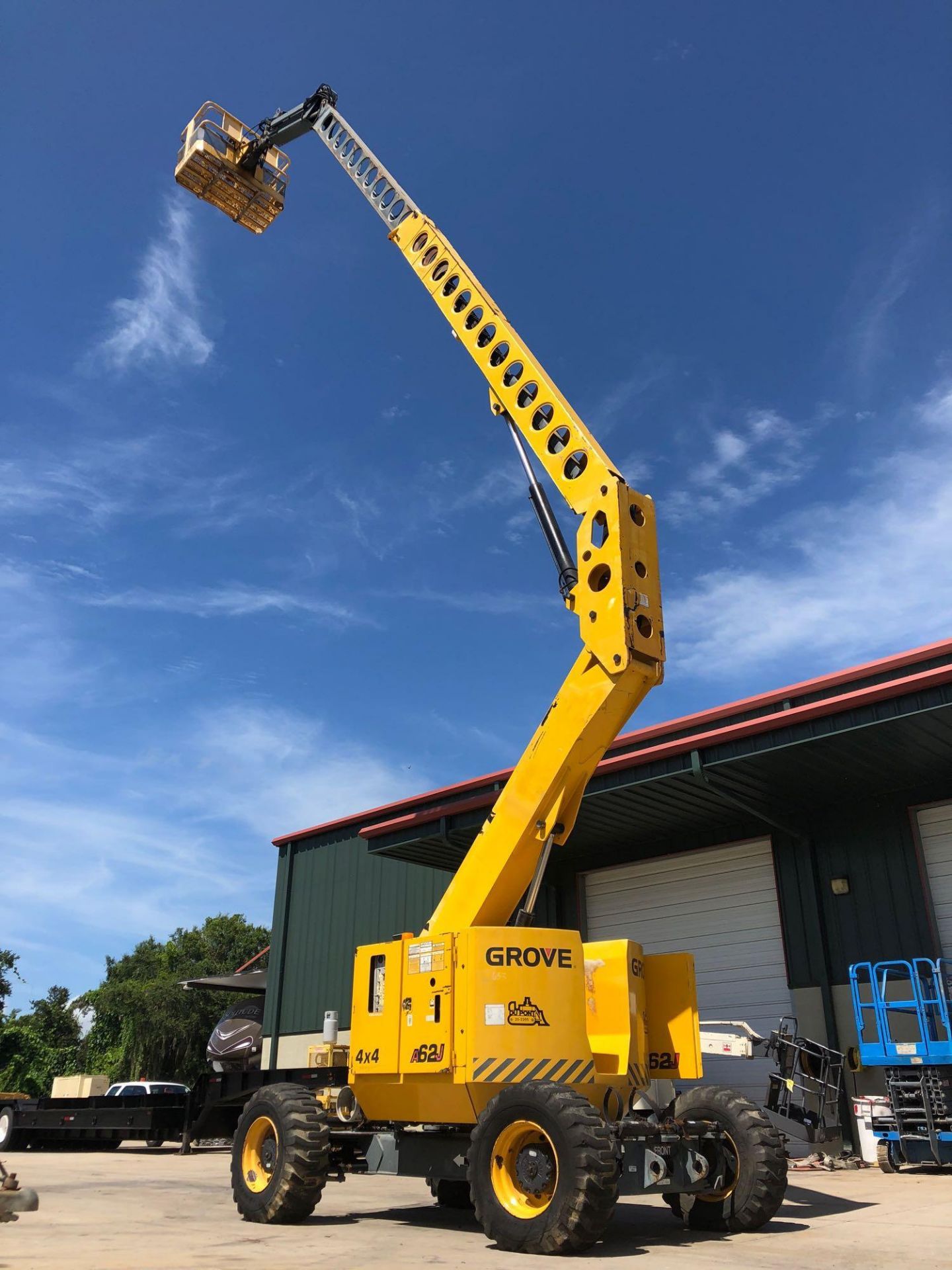 GROVE A62J TELESCOPIC AERIAL LIFT, 4x4, 68' HEIGHT CAPACITY, DUEL FUEL (GAS & LP), RUNS