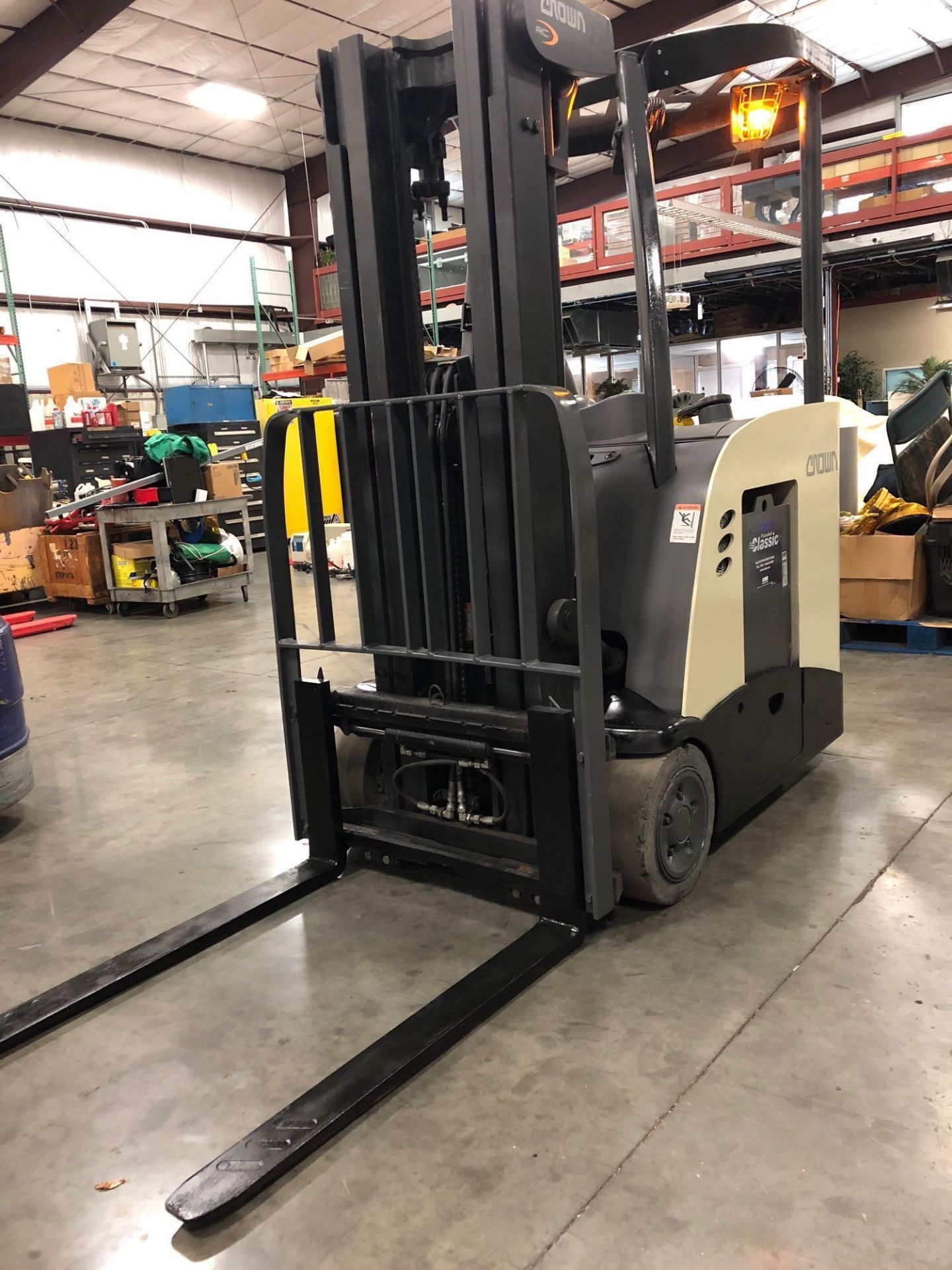 2010 CROWN ELECTRIC FORKLIFT MODEL RC5520-30 - Image 2 of 7