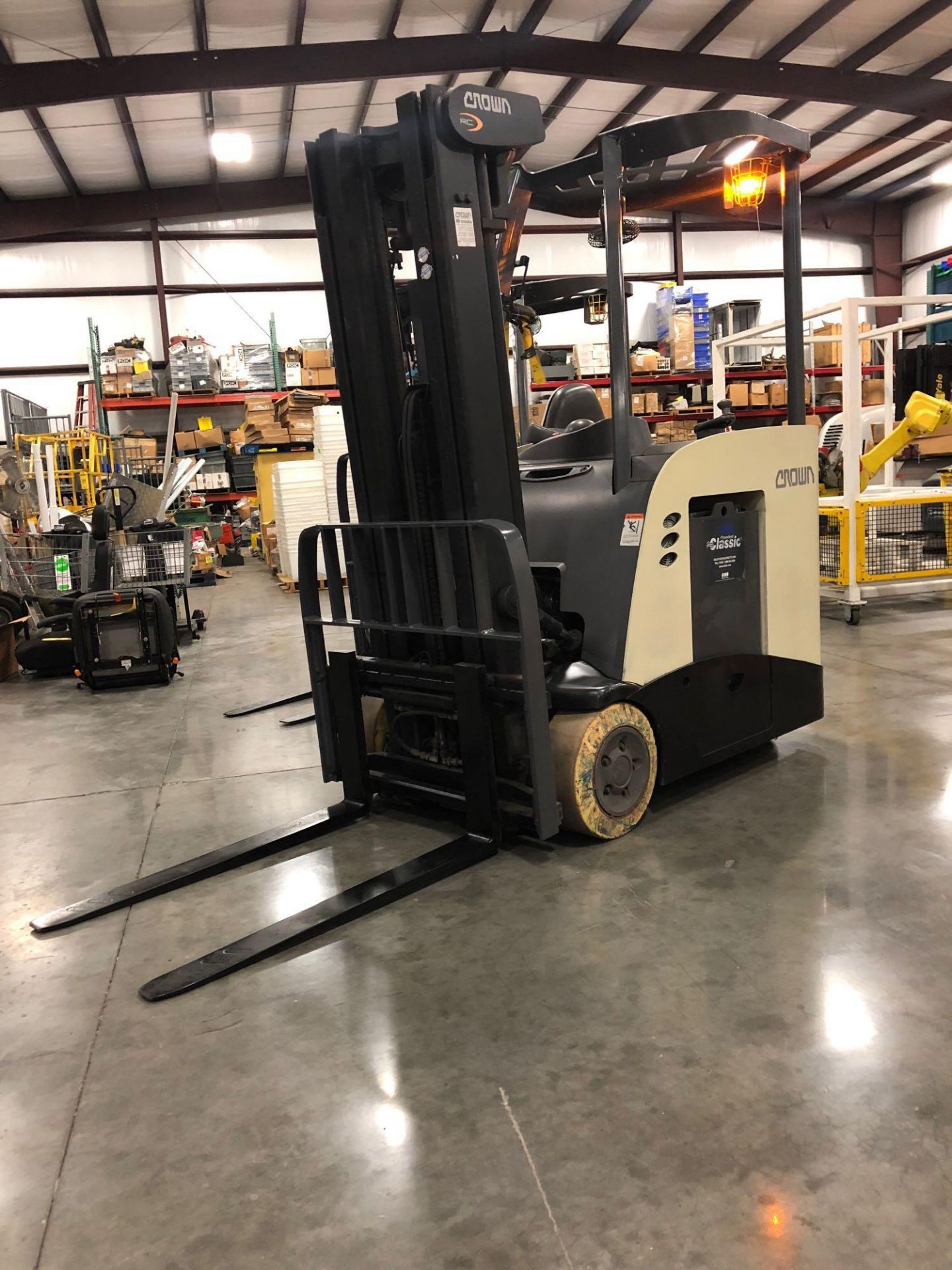 2013 CROWN ELECTRIC FORKLIFT MODEL RC5530-30 - Image 5 of 10