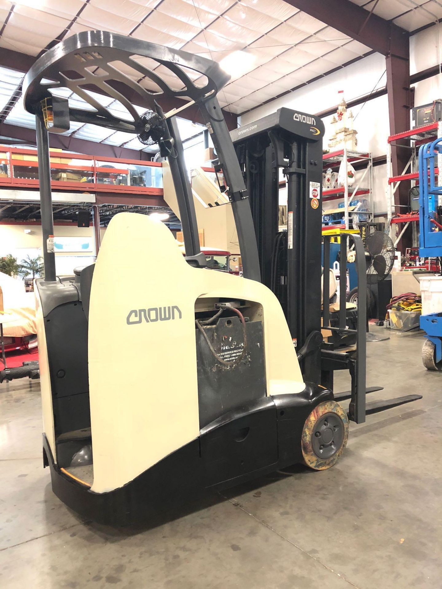 2012 CROWN ELECTRIC FORKLIFT MODEL RC5530-30 - Image 3 of 5