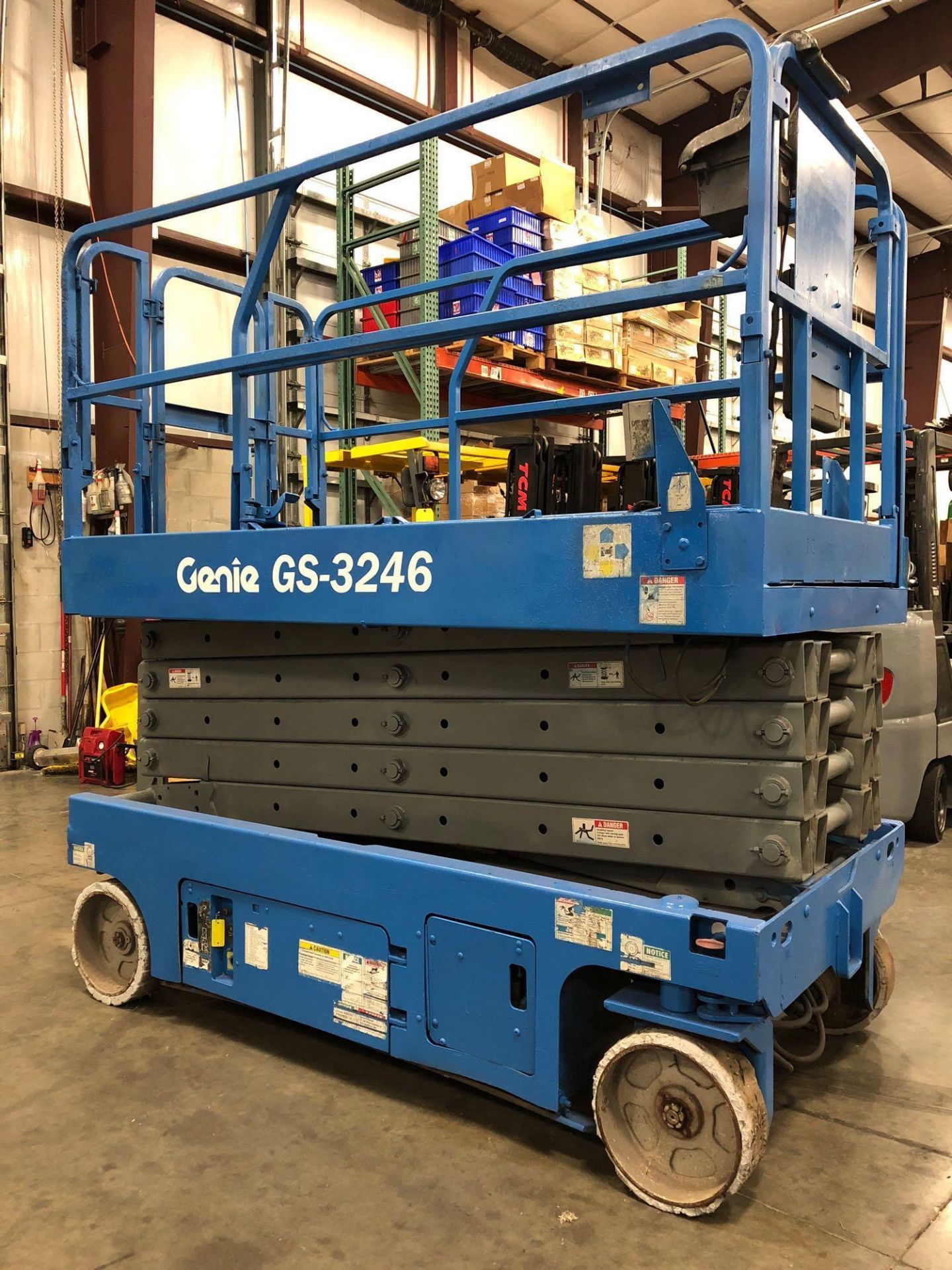 GENIE GS-3246 SCISSOR LIFT, BUILT IN BATTERY CHARGER, 32' HEIGHT CAPACITY.