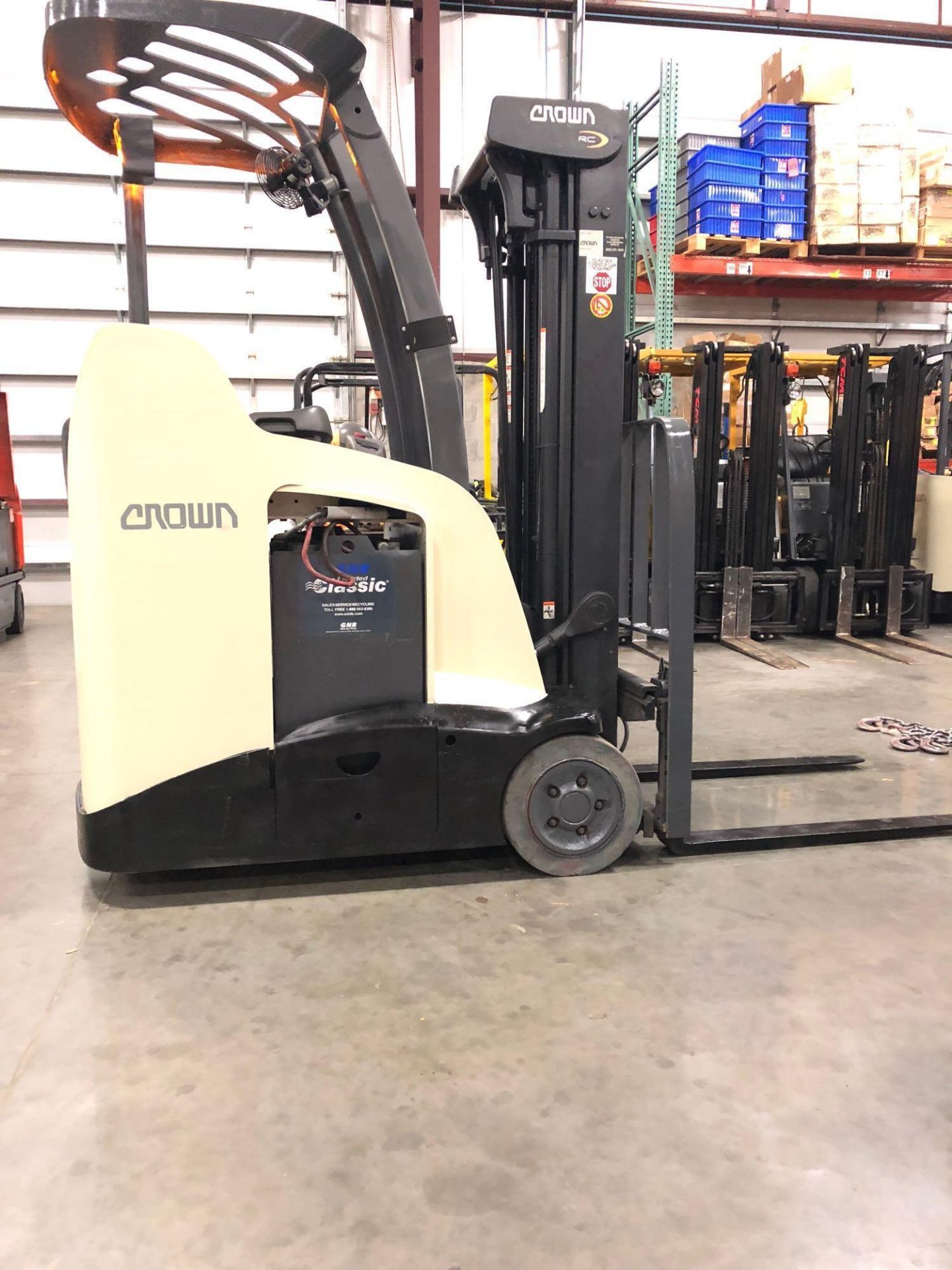 2010 CROWN ELECTRIC FORKLIFT MODEL RC5520-30