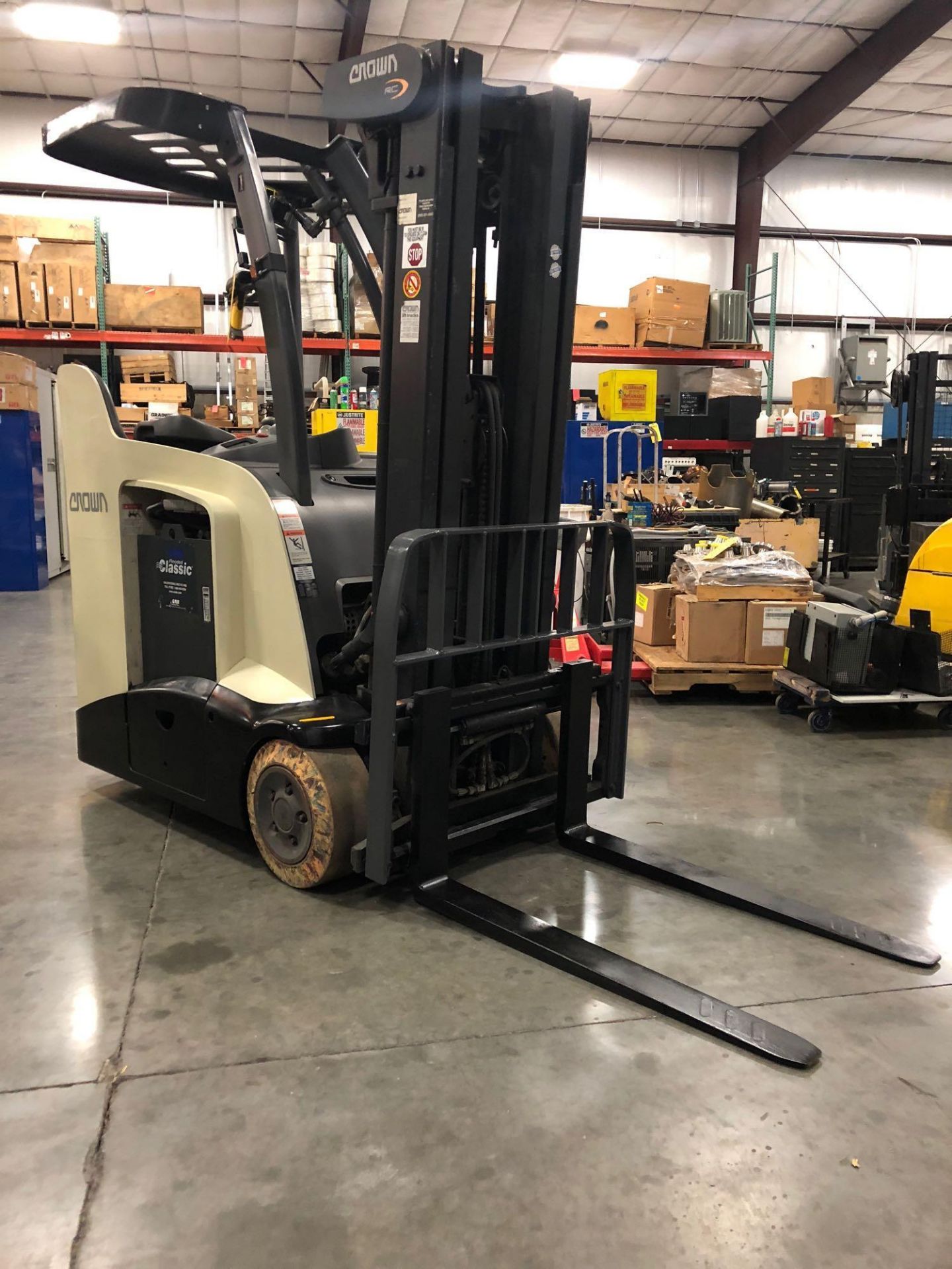 2013 CROWN ELECTRIC FORKLIFT MODEL RC5530-30 - Image 4 of 10