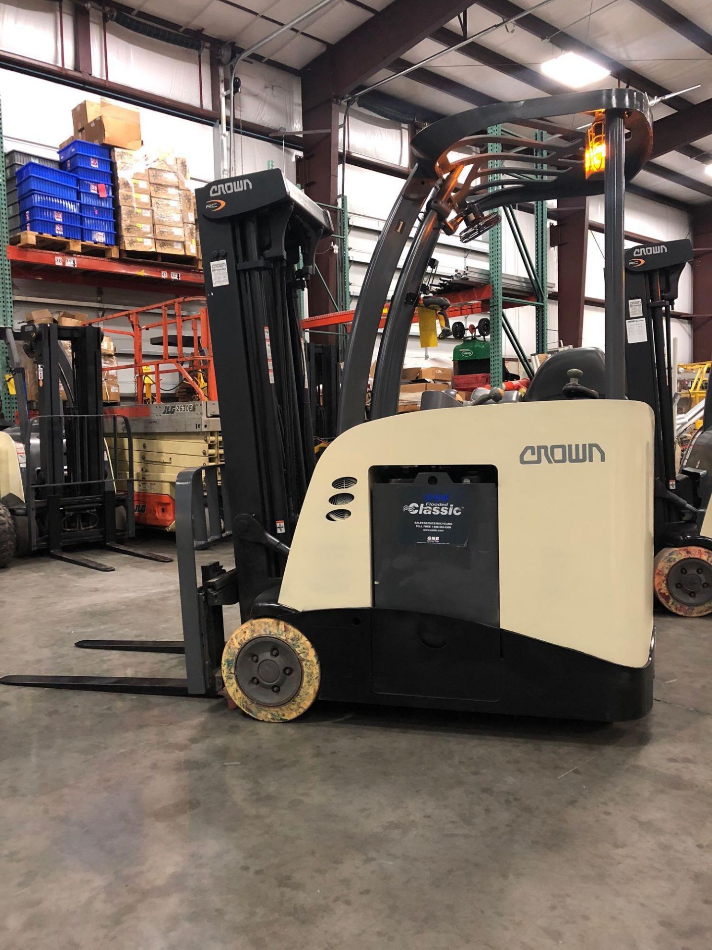 2013 CROWN ELECTRIC FORKLIFT MODEL RC5530-30