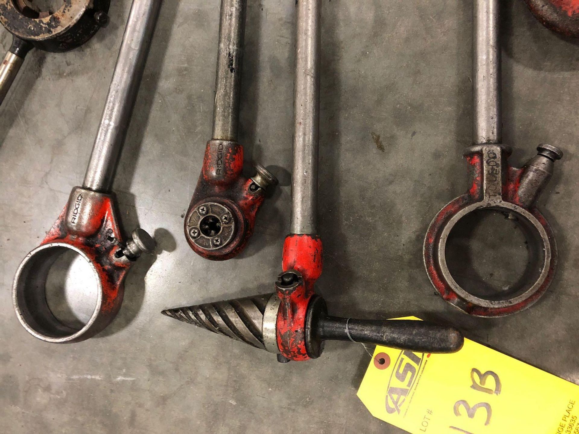 ASSORTED RIDGID PIPE THREADING TOOLS/ATTACHMENTS - Image 5 of 5