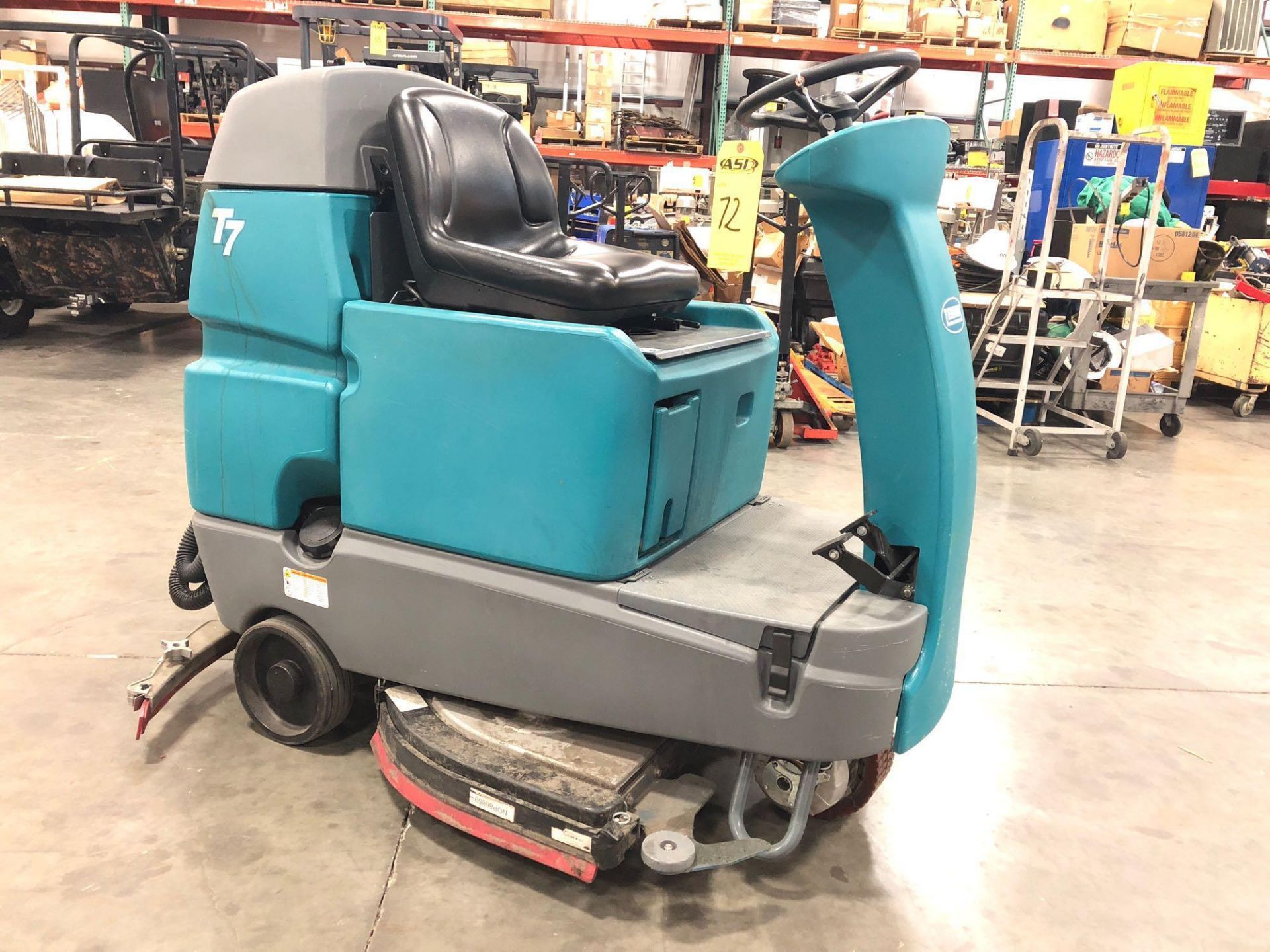 2015 TENNANT T7 ELECTRIC FLOOR SCRUBBER, BUILT IN BATTERY CHARGER, 872 HOURS SHOWING, RUNS