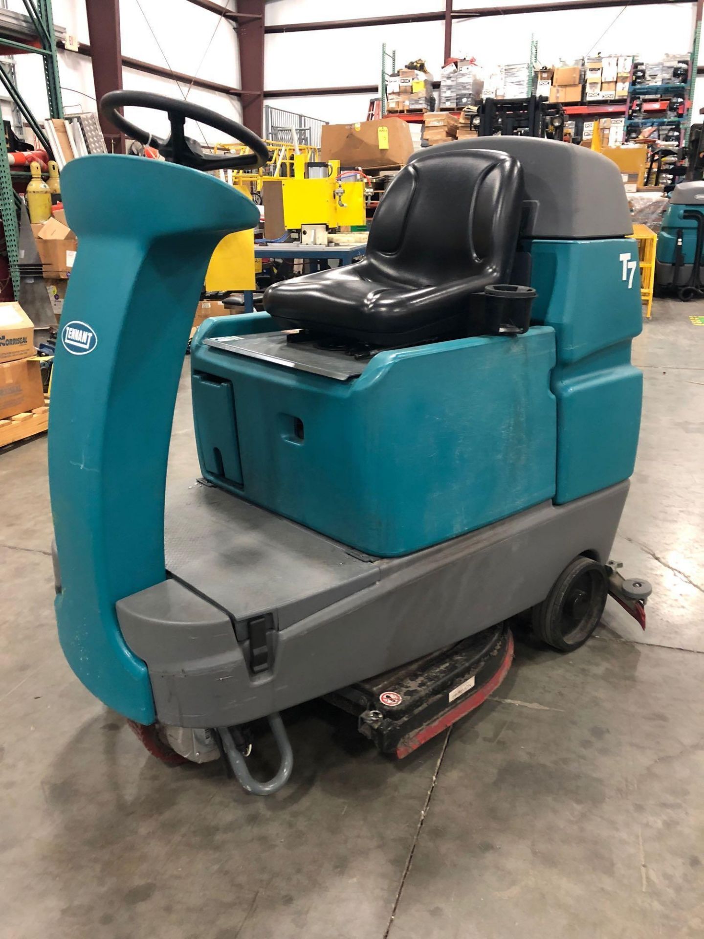 2015 TENNANT T7 ELECTRIC FLOOR SCRUBBER, BUILT IN BATTERY CHARGER, 872 HOURS SHOWING, RUNS - Image 6 of 9