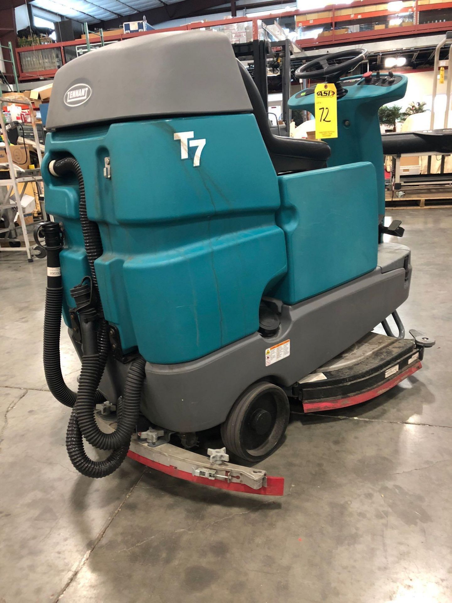 2015 TENNANT T7 ELECTRIC FLOOR SCRUBBER, BUILT IN BATTERY CHARGER, 872 HOURS SHOWING, RUNS - Image 2 of 9