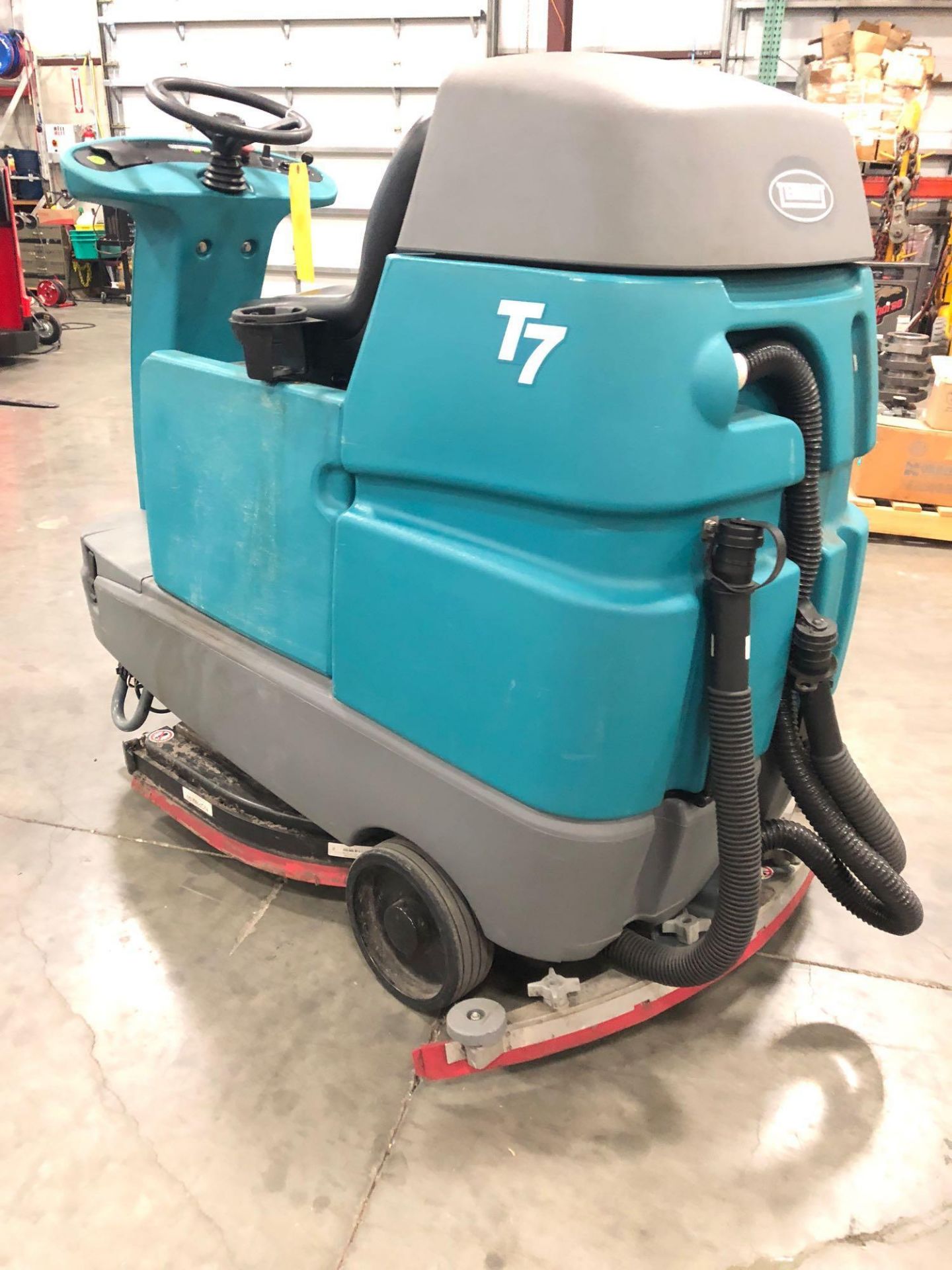 2015 TENNANT T7 ELECTRIC FLOOR SCRUBBER, BUILT IN BATTERY CHARGER, 872 HOURS SHOWING, RUNS - Image 3 of 9