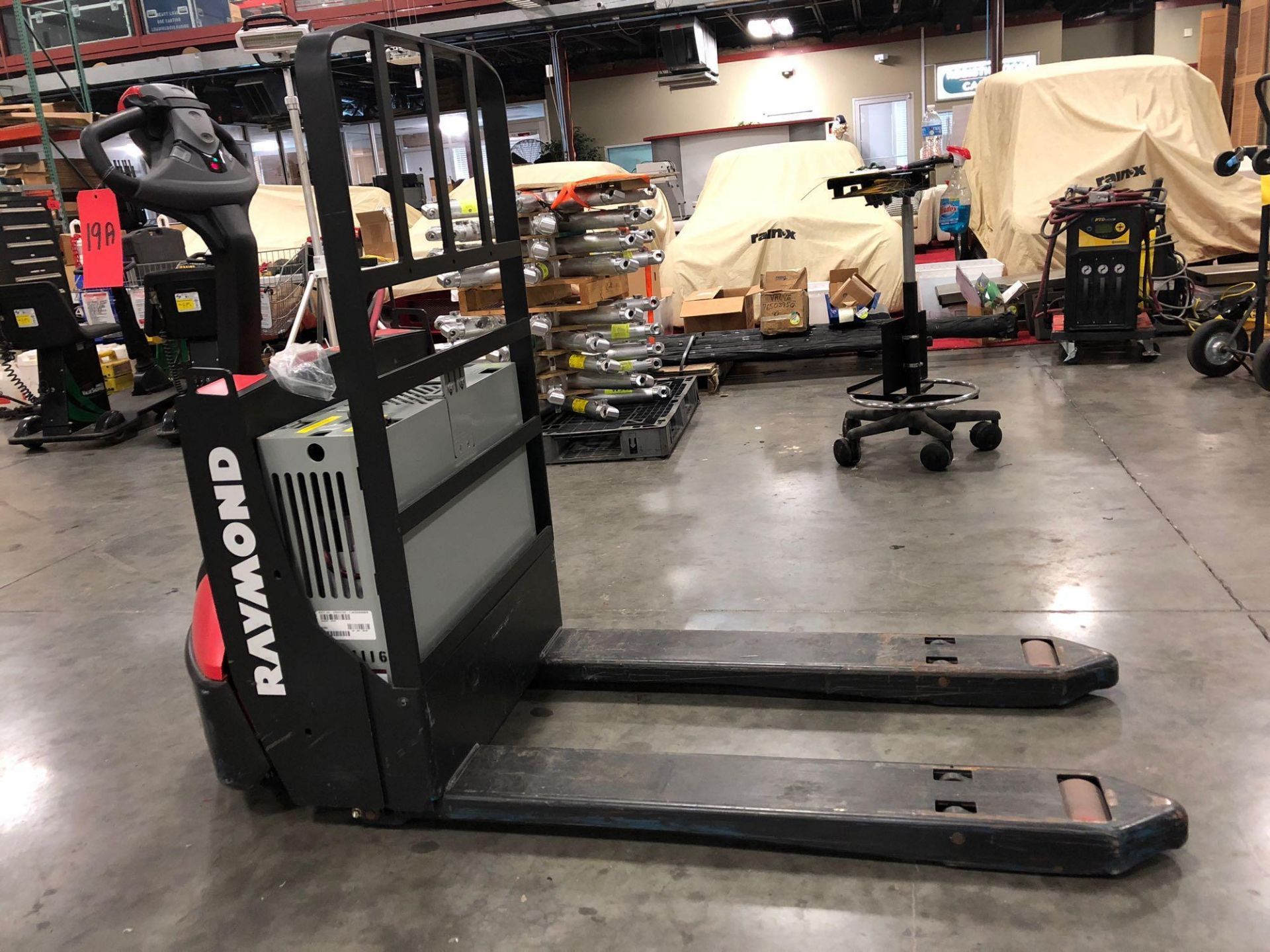 2016 RAYMOND ELECTRIC PALLET JACK MODEL 8210, 40 HOURS SHOWING, 24V, 4,500 LB CAPACITY - Image 2 of 5