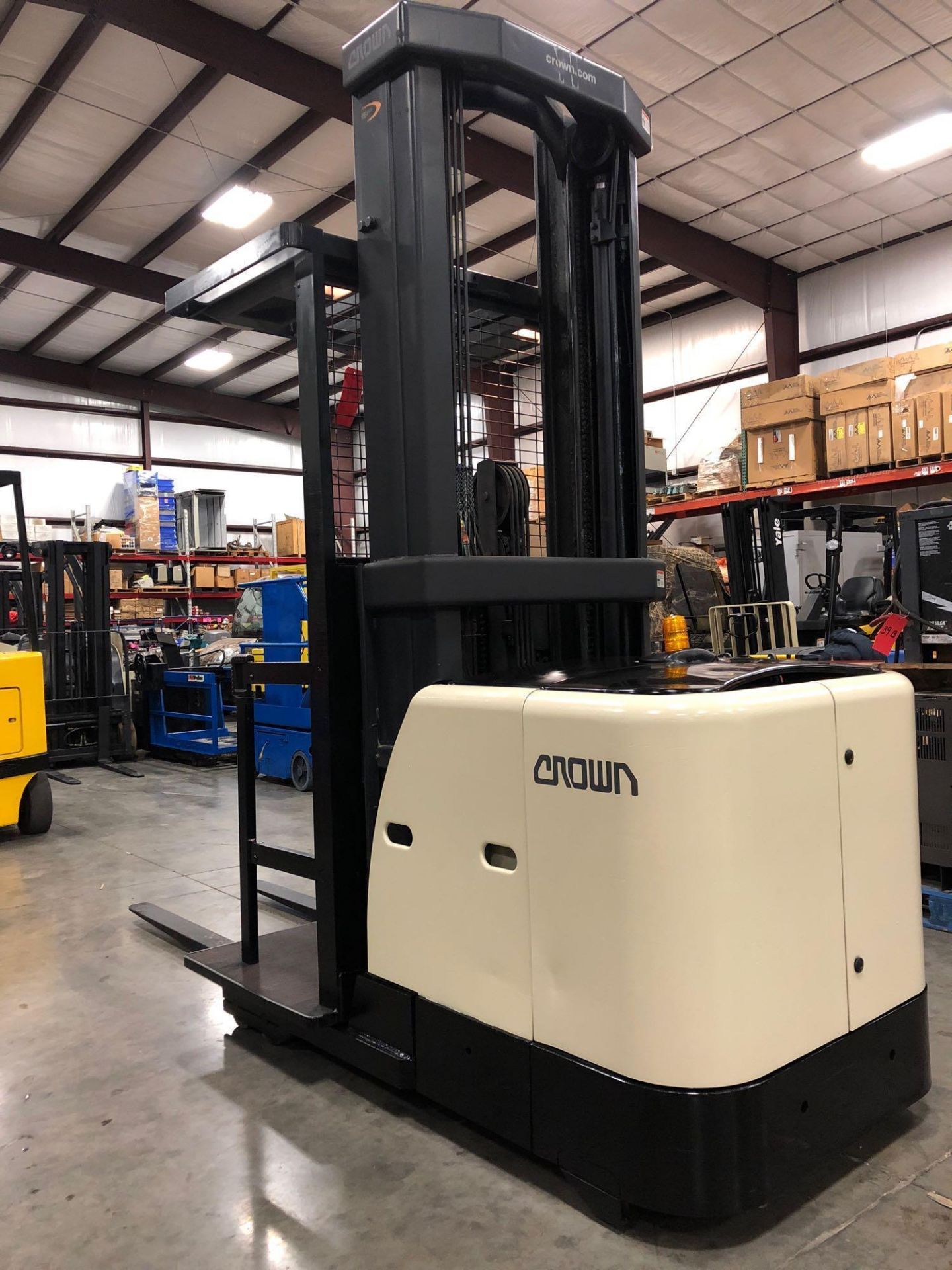 CROWN ELECTRIC ORDER PICKER MODEL SP3220-30, 1,282 HOURS SHOWING, 24V, 3,000 LB CAPACITY - Image 4 of 6