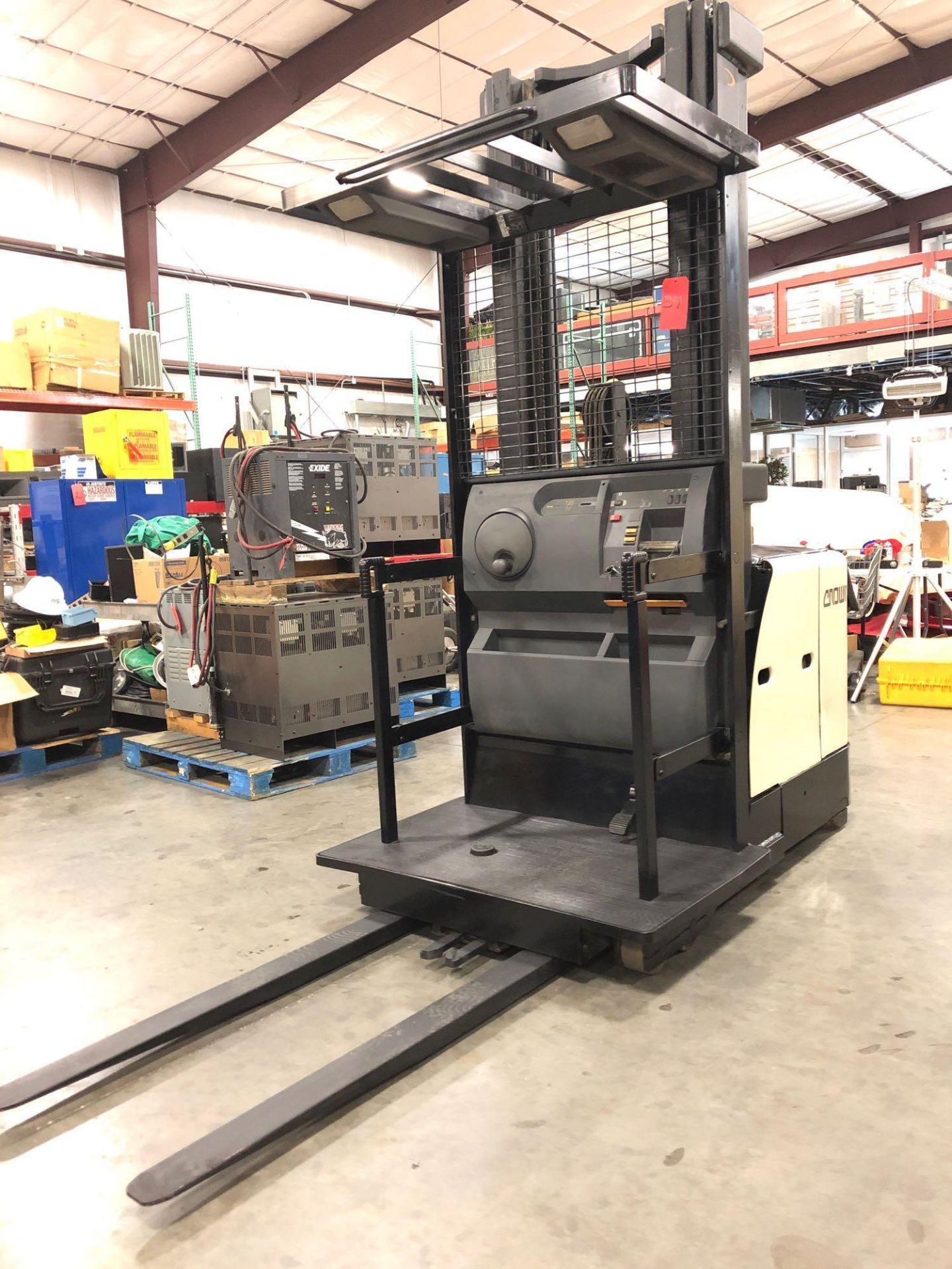 CROWN ELECTRIC ORDER PICKER MODEL SP3220-30, 1,282 HOURS SHOWING, 24V, 3,000 LB CAPACITY