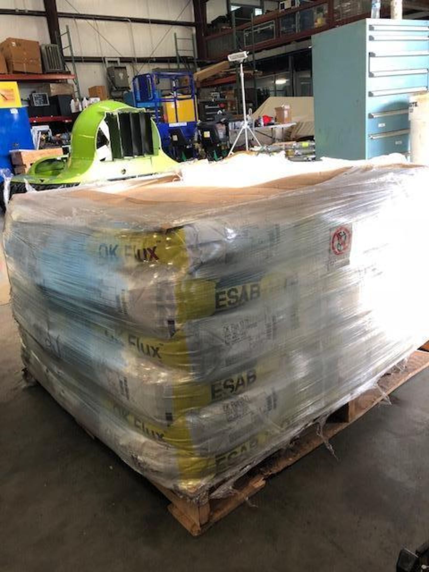 PALLET OF NEW OK FLUX 10.7, GRAIN SIZE 0.2-1.6 MM (10x65 MESH) - Image 4 of 6