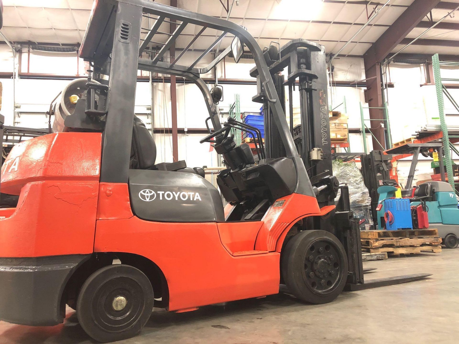 TOYOTA LP FORKLIFT MODEL 7FGCU30, 6,000 LB CAP. TILT, SIDE SHIFT - Image 4 of 7