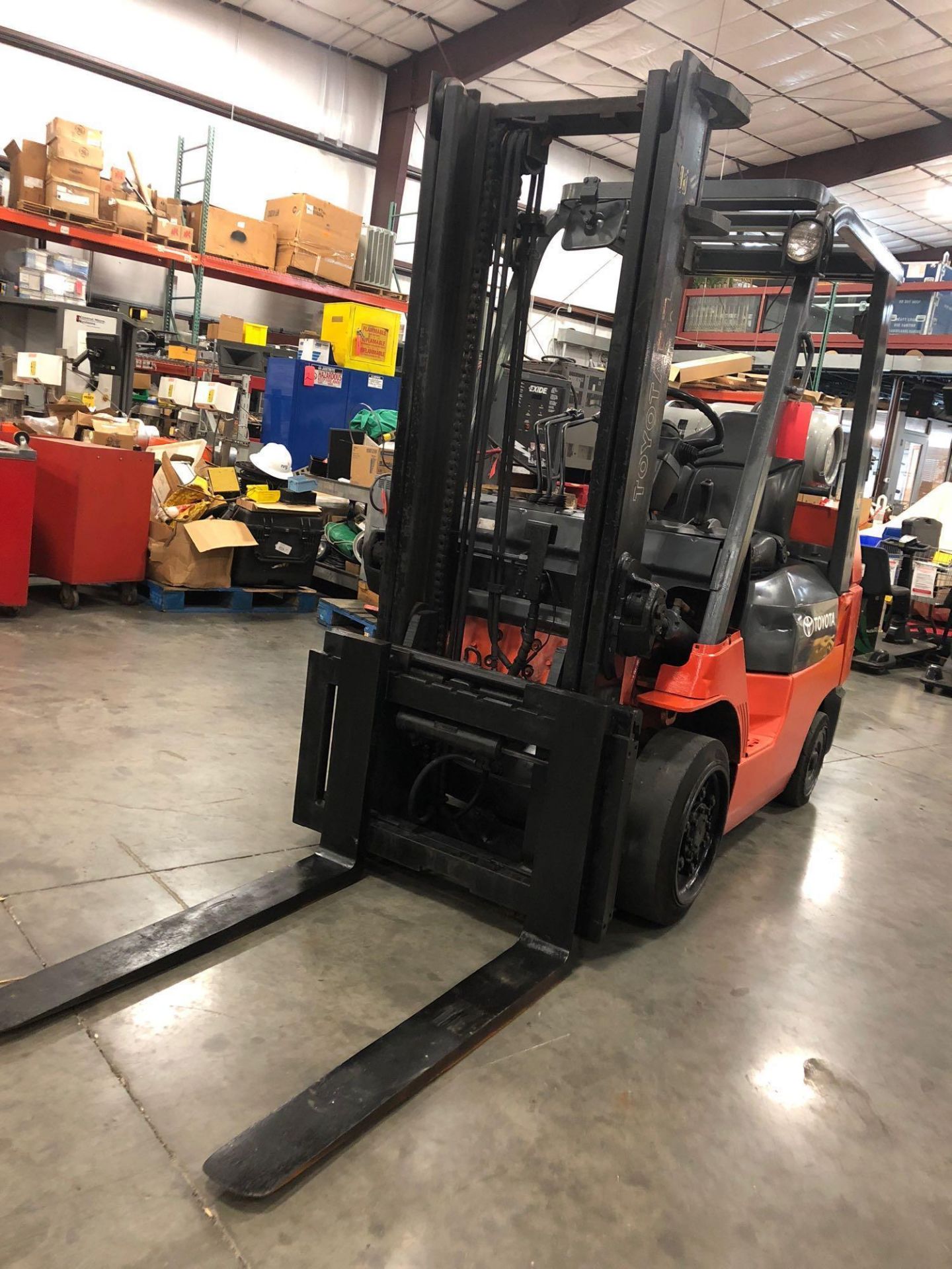 TOYOTA LP FORKLIFT MODEL 7FGCU30, 6,000 LB CAP. TILT, SIDE SHIFT - Image 2 of 7