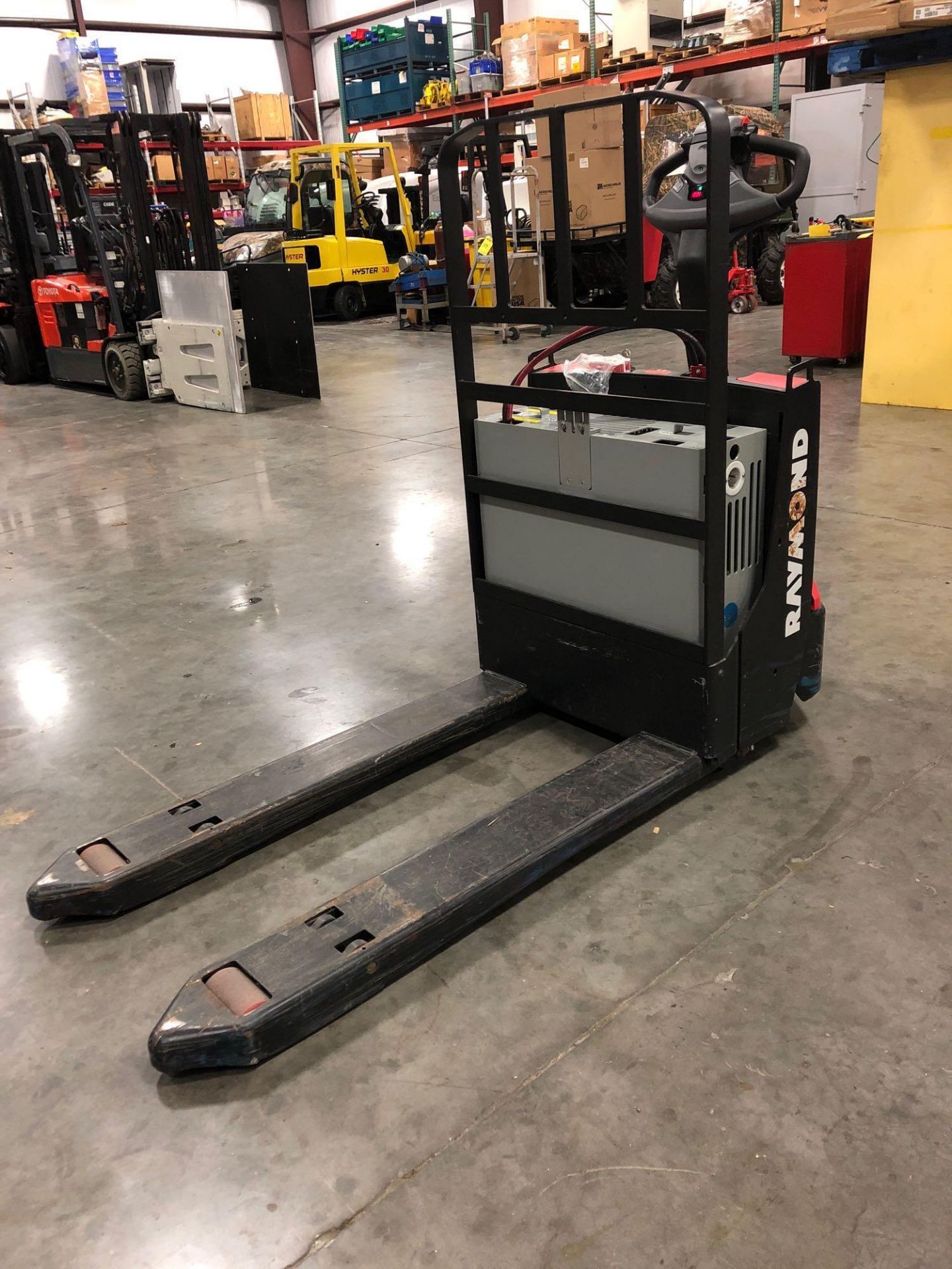 2016 RAYMOND ELECTRIC PALLET JACK MODEL 8210, 40 HOURS SHOWING, 24V, 4,500 LB CAPACITY - Image 3 of 5