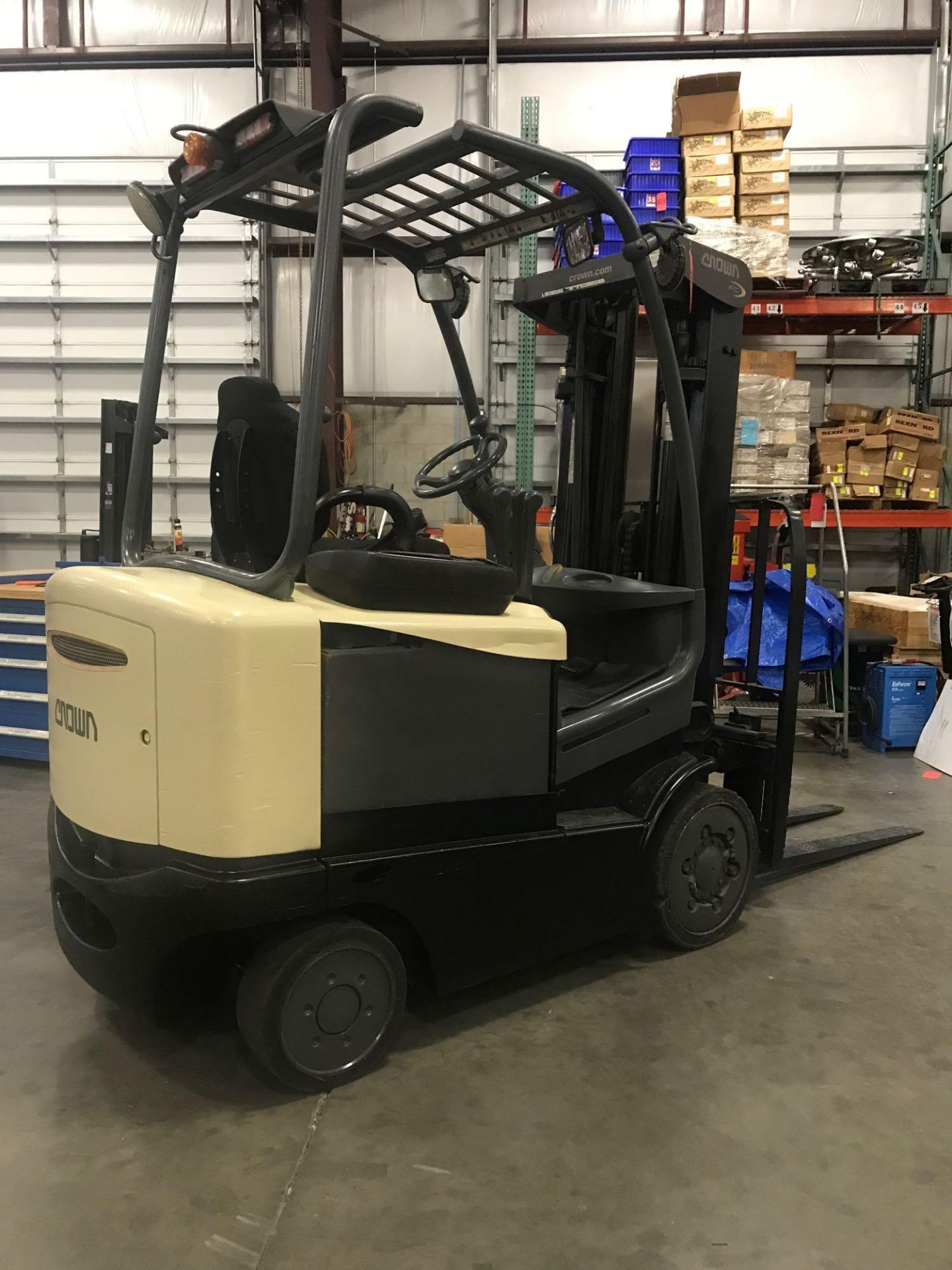 2013 CROWN ELECTRIC FORKLIFT MODEL FC4515-50, 36V, 5,000 LB LIFT CAPACITY, TILT, SIDESHIFT - Image 2 of 8