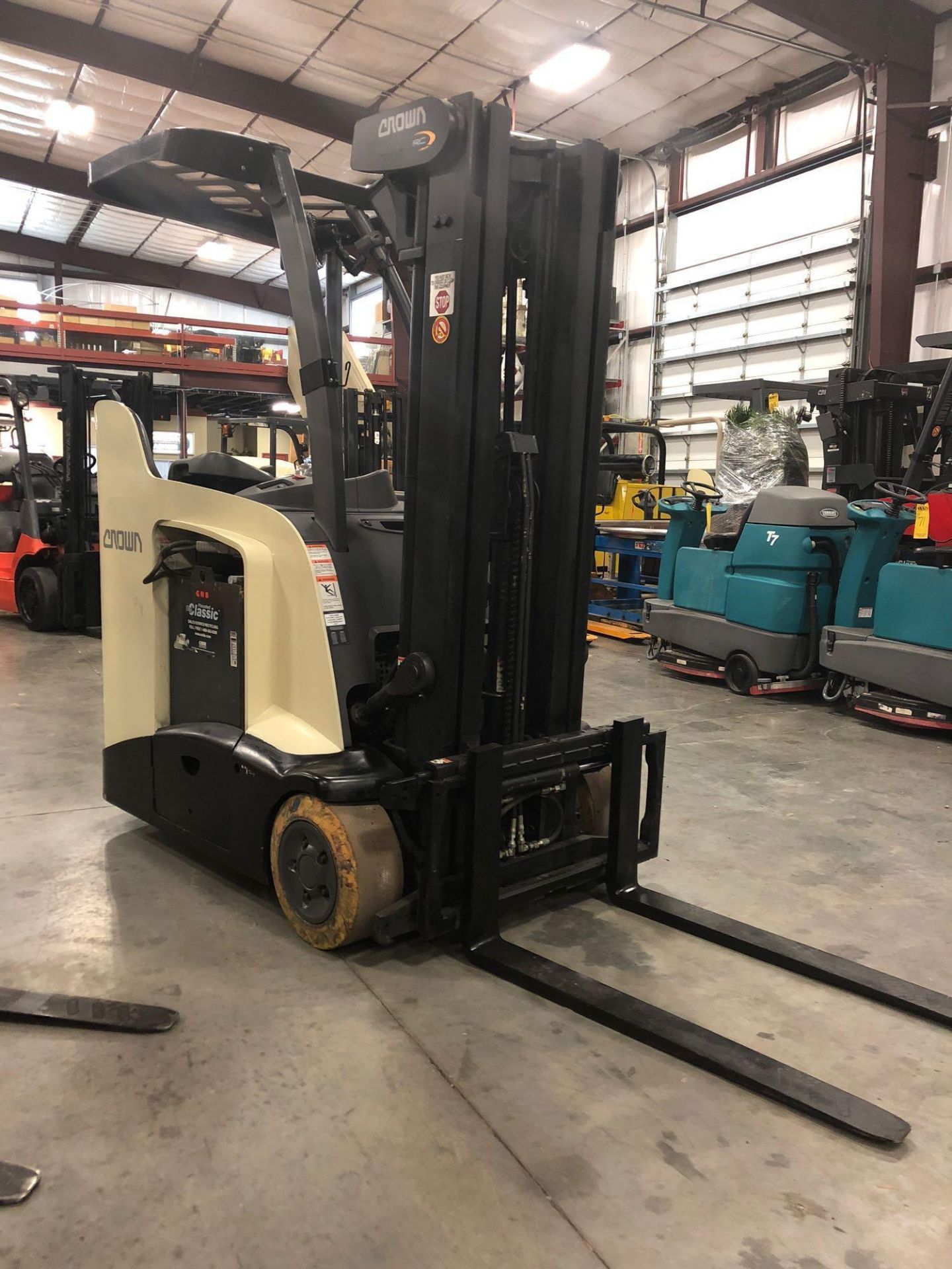 2012 CROWN ELECTRIC FORKLIFT MODEL RC5530-30, 3,000 LB LIFT CAP. 190" HEIGHT CAP. TILT, SIDE SHIFT - Image 3 of 6