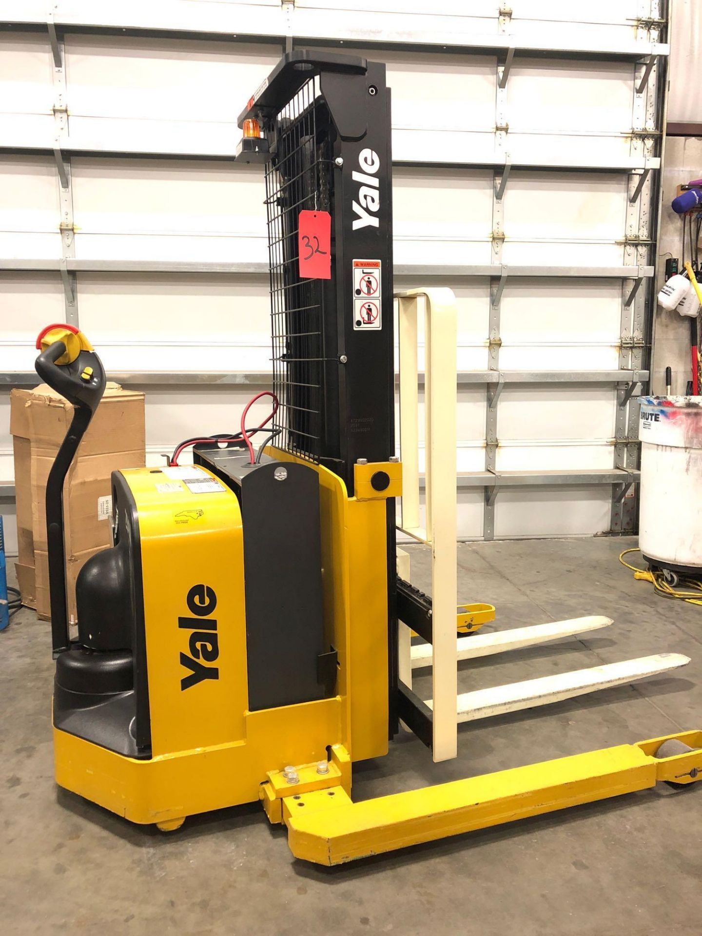 2010 YALE WALK-BEHIND FORKLIFT, 6 HOURS, 24V, BRAND NEW BATTERIES