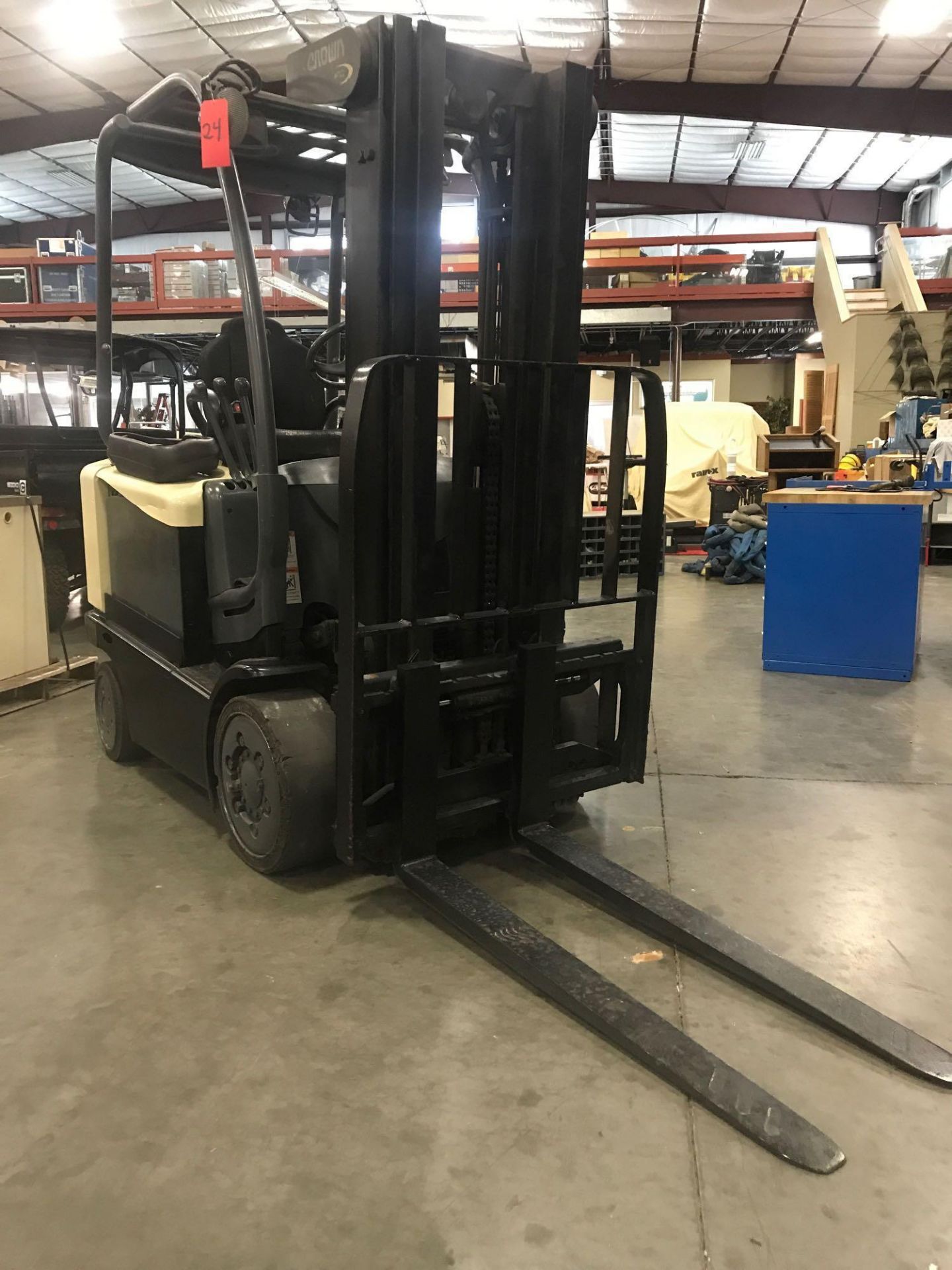 2013 CROWN ELECTRIC FORKLIFT MODEL FC4515-50, 36V, 5,000 LB LIFT CAPACITY, TILT, SIDESHIFT - Image 3 of 8