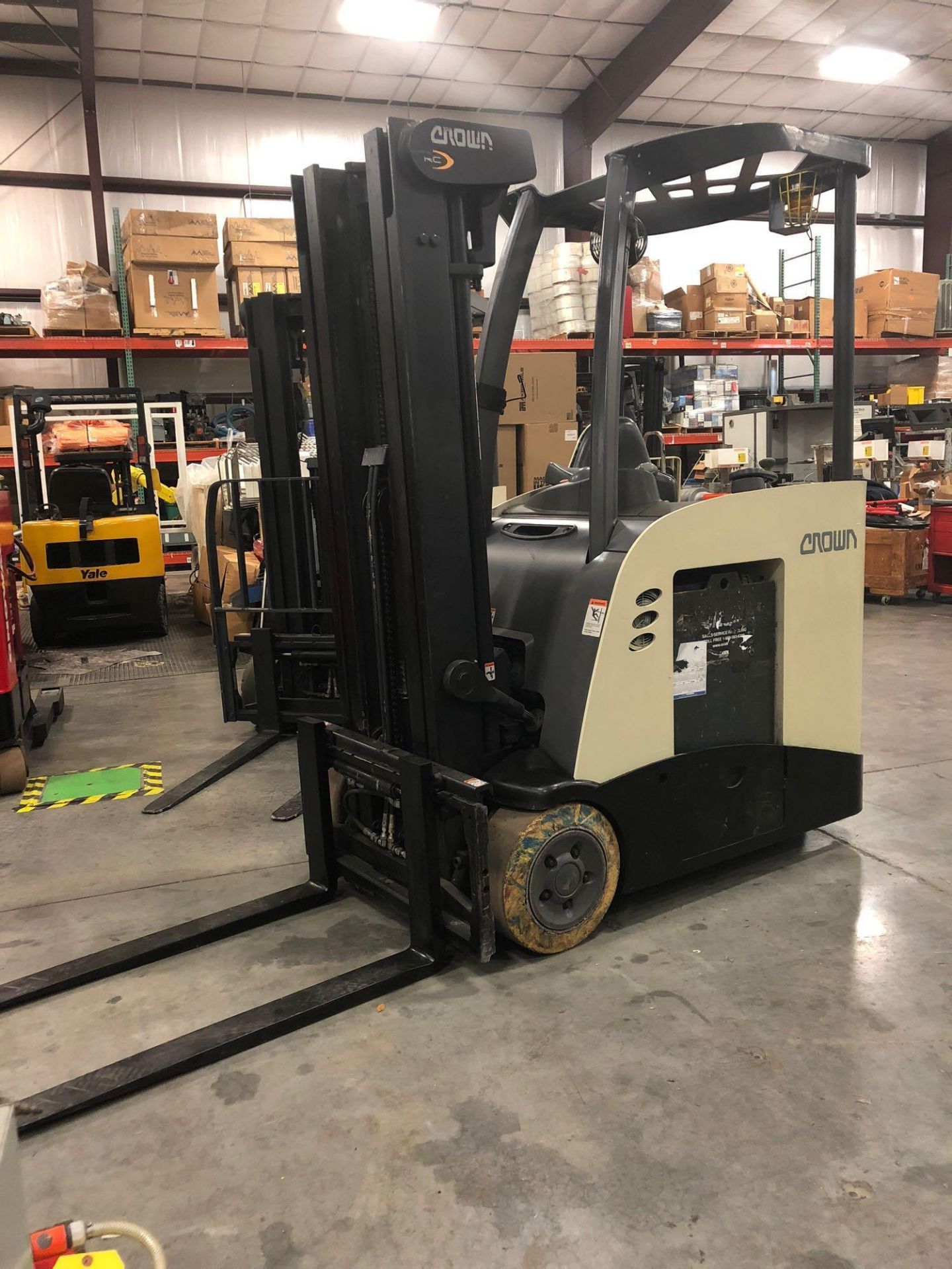 2012 CROWN ELECTRIC FORKLIFT MODEL RC5530-30, 3,000 LB LIFT CAP. 190" HEIGHT CAP. TILT, SIDE SHIFT - Image 2 of 6